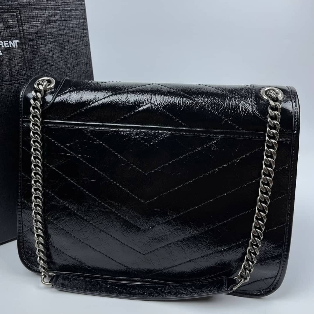 Saint Laurent Niki shoulder bag กระเป๋าสะพายรุ่นโดดเด่นด้วยโครงสร้างทำจากหนังวัว หนังมันเงา นิ่ม งานสวยมากๆ ค่ะ ด้านหน้าประดับโลโก้แบรนด์ และมีช่องสำหรับเก็บของที่หยิบใช้บ่อย ตอบโจทย์การใช้ชีวิตระหว่างวันได้ดีมากๆ สายสพายดีไซน์ได้หลายรูปแบบ แมทกับการแต่งต