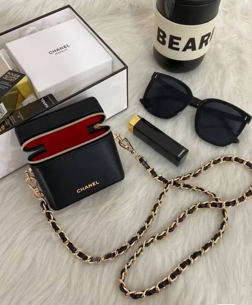 กระเป๋าสะพายข้างใบจิ๋ว งานปุ้กปิ้กน่ารัก CHANEL VIP BAG แบรนด์ดัง ตัวกระเป๋าหนังนิ่ม อยู่ทรง เปิดปิดด้วยซิปรอบ ด้านหน้าสกรีนโลโก้แบรนด์สีทอง