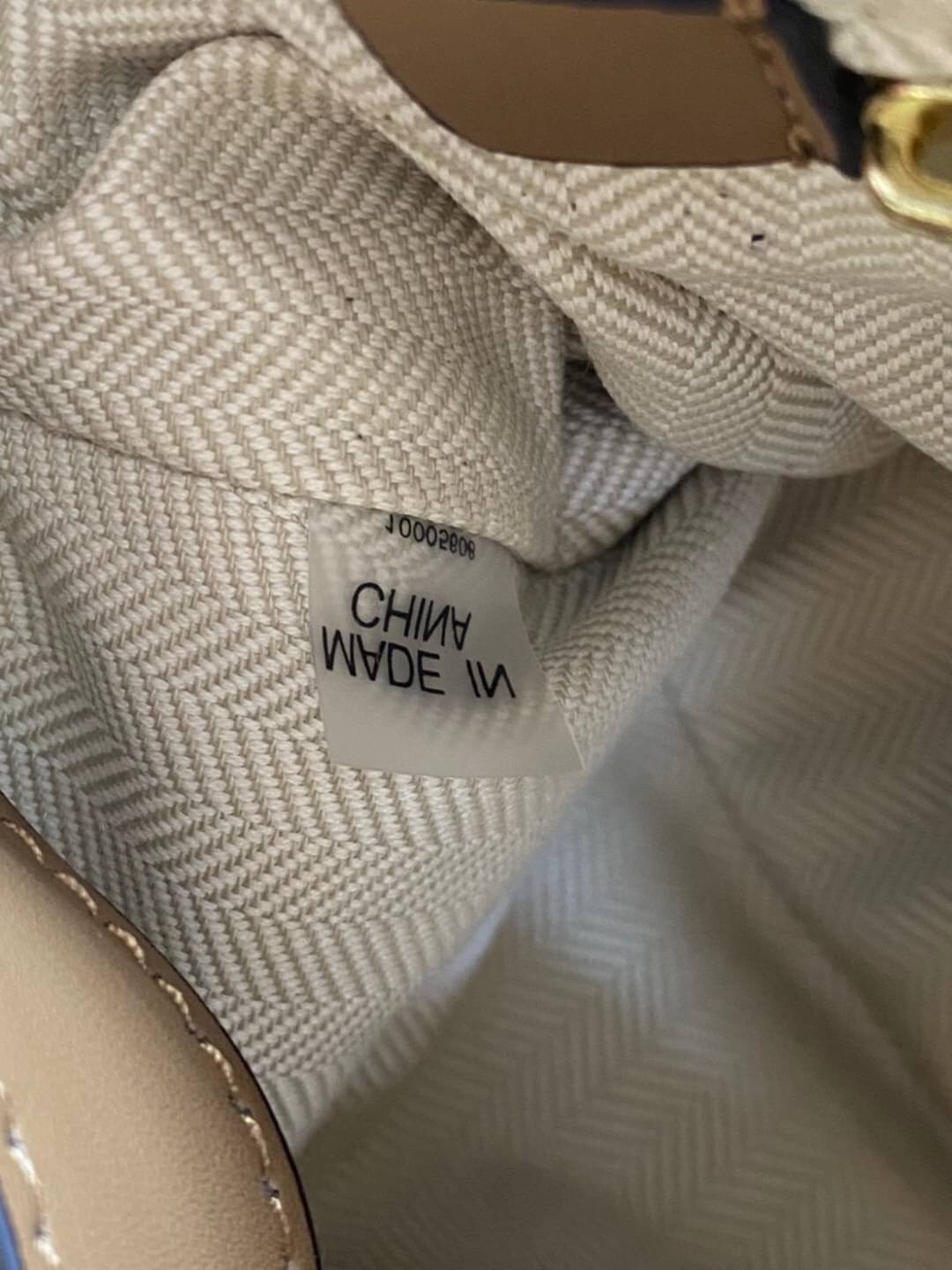 Large : Tory Burch Kira Chevron Quilted Convertible Leather Crossbody Bag เป็นกระเป๋าที่ใช้ในการออกงานสำคัญหรือวันที่มีปาร์ตี้สังสรรค์ คุณควรเลือกใช้กระเป๋าที่มีดีไซน์สะดุดตา เพราะจะช่วยยกระดับและเพิ่มเสน่ห์ให้กับตัวคุณเองมากยิ่งขึ้น หากเป็นงานทางการ เช่น