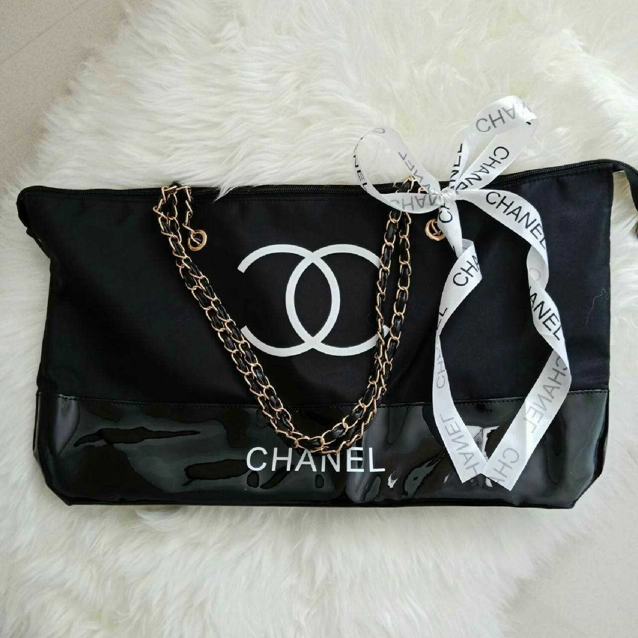 New Gorgeous☆☆ กระเป๋าใบใหญ่ทรง Tote จากแบรนด์ Chanel Tote Chain With Ribbin สุดหรู ของแท้ 100% ทำจากผ้าหนา Polyester ฐานล่างกระเป๋าทำจากหนังแก้วผิวมันเงา **สวยหรู สกรีนโลโก้ชาแนลหน้าหลัง หัวซิปปั้มโลโก้ ด้านในเป็นช่องกว้าง และมีอีกหนึ่งช่อง