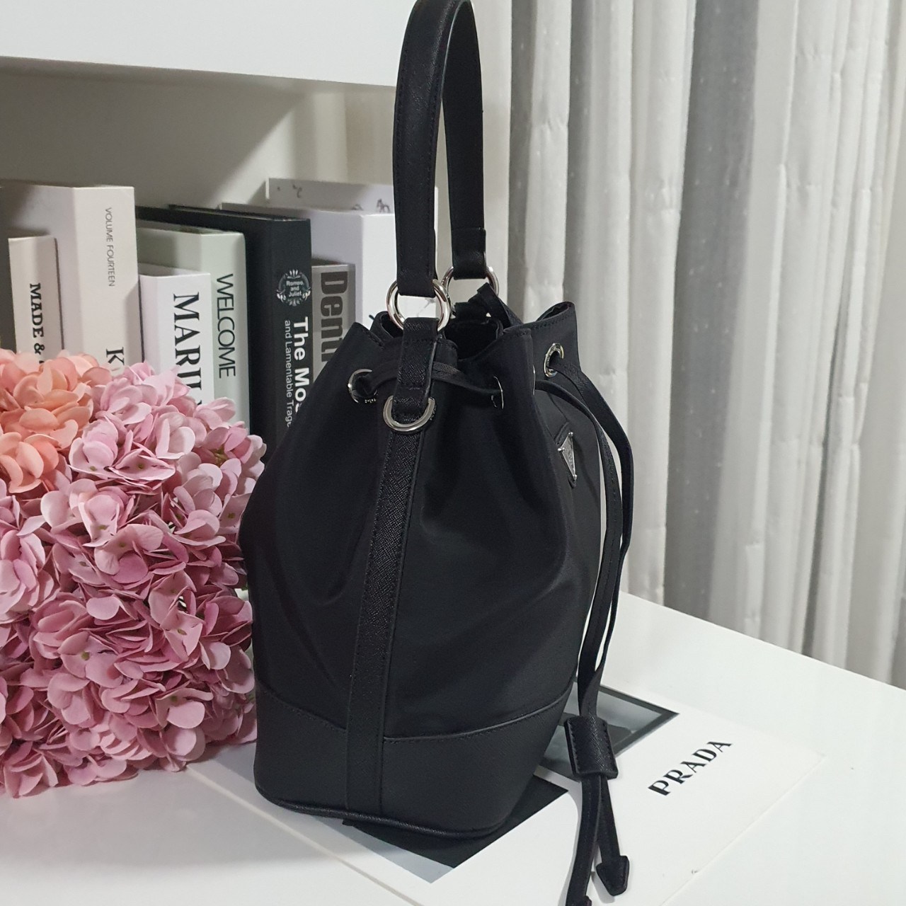 สินค้าใหม่!! NEW ARRIVIAL **ทรงขนมจีบไซส์ใหญ่ 🐰 งานพรีเมี่ยมกิ้ฟ จากเคาเตอร์ต่างประเทศ จากแบรนด์ PRADA วัสดุ NYLON สลับหนัง SAFFIANO ดีไซน์สวยหรูมากค่า เนื้อหนาซับในอย่างดี อะไหล่เงินทั้งใบ จุดเด่นคือ กระเป๋าสามารถ จุของได้เยอะมาก ด้านในมีช่องใส่ข