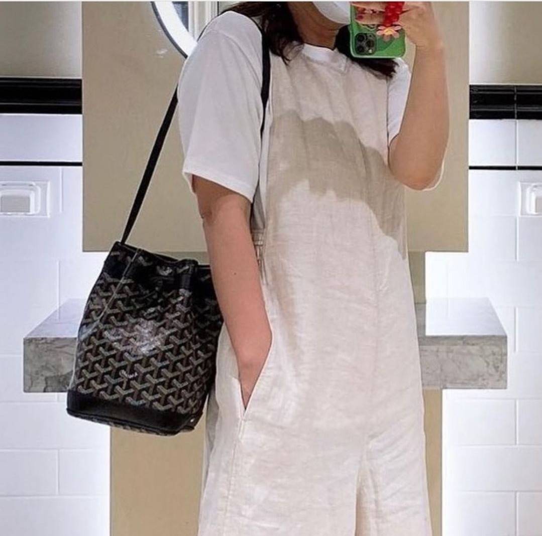 GOYARD PETITE FLOT BUCKET BAG กระเป๋าสะพายทรงบัคเก็ต ที่ดีไซน์สะดวกต่อชีวิตมาก รูปทรงคลาสสิค ดีไซน์เป็นเอกลักษณ์ สดใสทุกสี ดูผู้ดีในตัว วัสดุหนังแคนวาสพิมพ์ลายสวยคม ปากกระเป๋ารูดเปิด-ปิดได้ตามชอบ ภายในเป็นช่องโล่ง ใส่กระเป๋าสตางค์ มือถือ ได้ครบถ้วน มาพร้อ