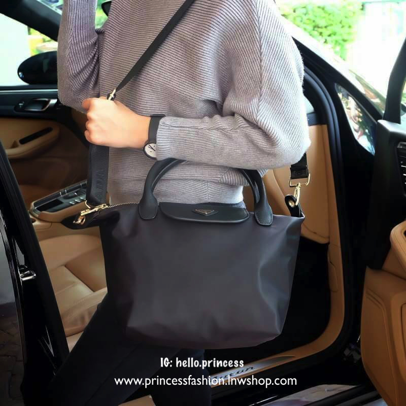 PRADA NYLON BAG WITH ZIP กระเป๋าถือหรือสะพายทรงสวย วัสดุ nylon เนื้อหนา ขนาดกำลังดี น้ำหนักเบา ดูแลรักษาง่าย เปิดปิดด้วยฝาปิด กระดุมแม่เหล็ก และช่องซิป ภายในกว้างใส่ iPad ได้ มีช่องซิป และช่องเล็ก บุผ้าเนื้อดีลายแบรนด์ อะไหล่ทอง สายสะพายยาวถอด ปรับได้ fre