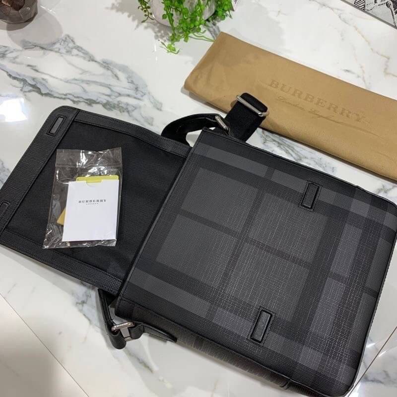 พรีเมี่ยมกิ๊ฟแท้ 100% 】BURBERRY Men's Luxury Fashion London Crossbody Check VIP GIFT WITH PURCHASE (GWP) วัสดุหนังแท้ กระเป๋าสะพายผู้ชายสีดำสุดคลาสสิค ใช้งานได้บ่อย หลายโอกาส ขนาดจุของได้เยอะ งานจริงสวยตามภาพเลยค่ะ