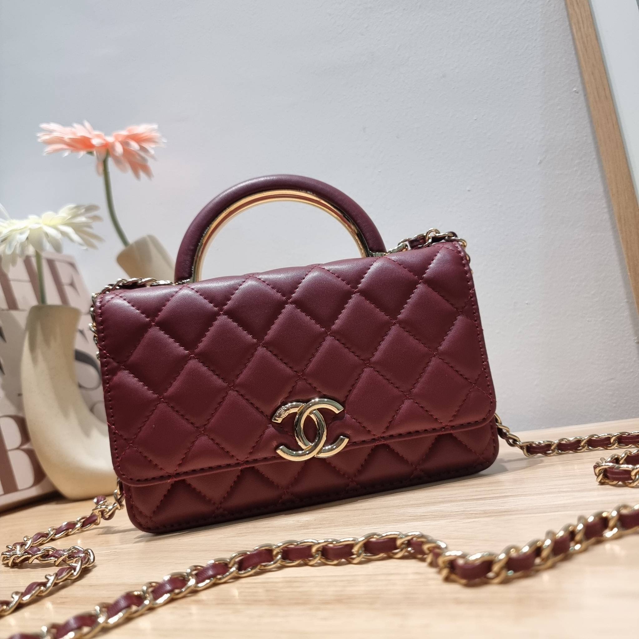 CHANEL woc with top handle black / CHANEL WALLET ON CHAIN กระเป๋าสะพายข้างไซส์กำลังดี สวยหรู ดีไซน์คลาสสิคผสานกิมมิคประจำแบรนด์ ทำให้ไอเท็มนี้เพิ่มมูลค่าขึ้นไปอีก สร้างสรรค์ตัวกระเป๋าด้วยหนังแกะ สัมผัสสบายมือ ใช้งานสะดวกด้วยกระดุมแม่เหล็ก ภายในกระเป๋าแบ่ง