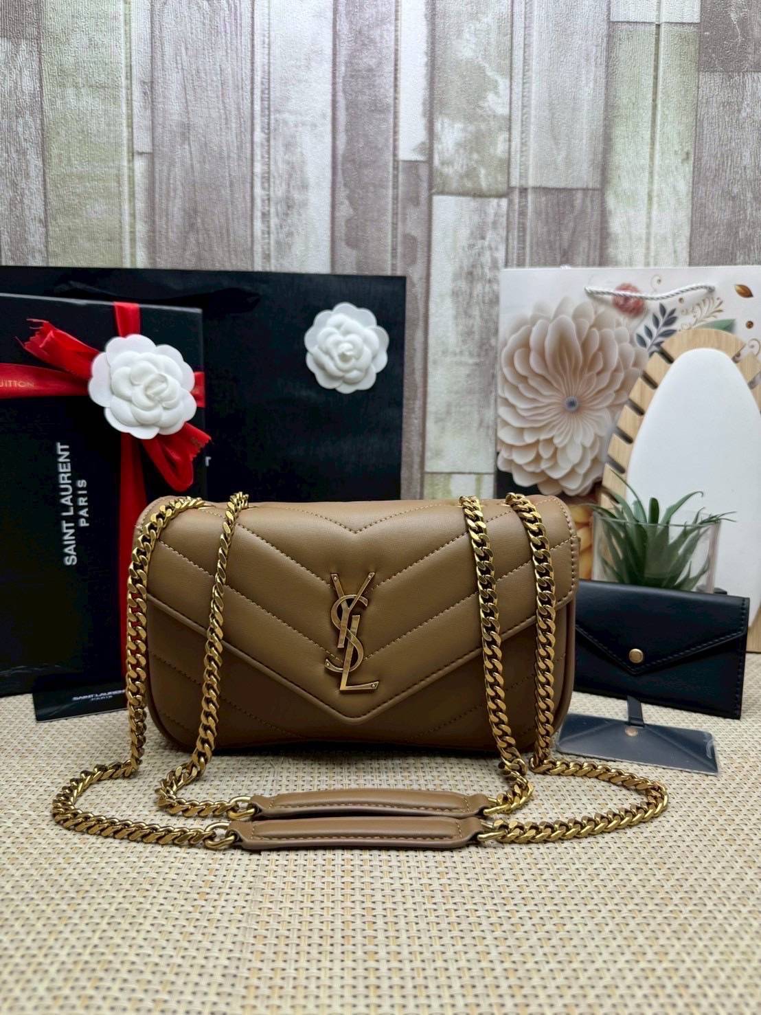 ORI หนังแท้ | YSL LOULOU small in MATELASSÉ กระเป๋าสะพายสายโซ่าีทองหรูหรา งานหนังแท้เนื้อนุ่มตะเข็บเย็บลายเชฟรอนสวยหรูโดดเด่นเป็นเอกลักษณ์ 🤍 เกรดออริจินอล หนังแท้