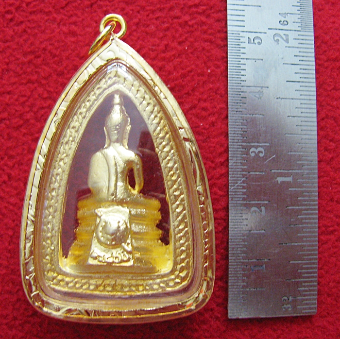 สินค้าหมดค่ะ องค์หลวงพ่อโสธรพิมพ์ใหญ่เนื้อทองพ่นทรายล้อมเพชรเลี่ยมทองไมครอนพร้อมใบคาถาค่ะ