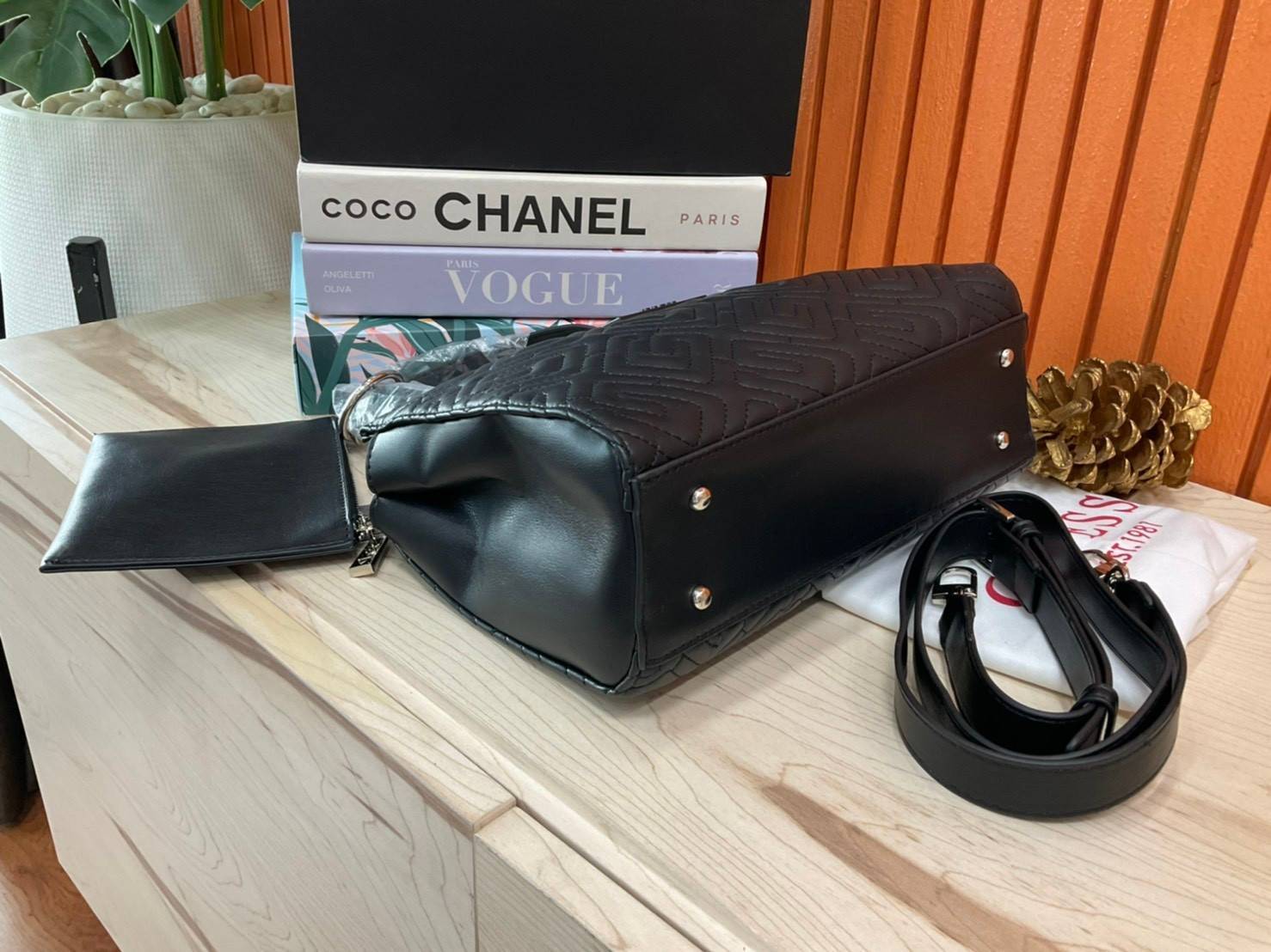 ของแท้ 💯% 】Guess Women’s Crossbody Bag กระเป๋าสะพายข้าง มาพร้อมกระเป๋าใบเล็ก ถอดออกแยกใช้งานได้ วัสดุ Pu หนังนิ่ม จับนุ่มมือมากๆ ด้านหน้าประดับโลโก้แบรนด์ กระเป๋ามีดีเทลเย็บลาย G