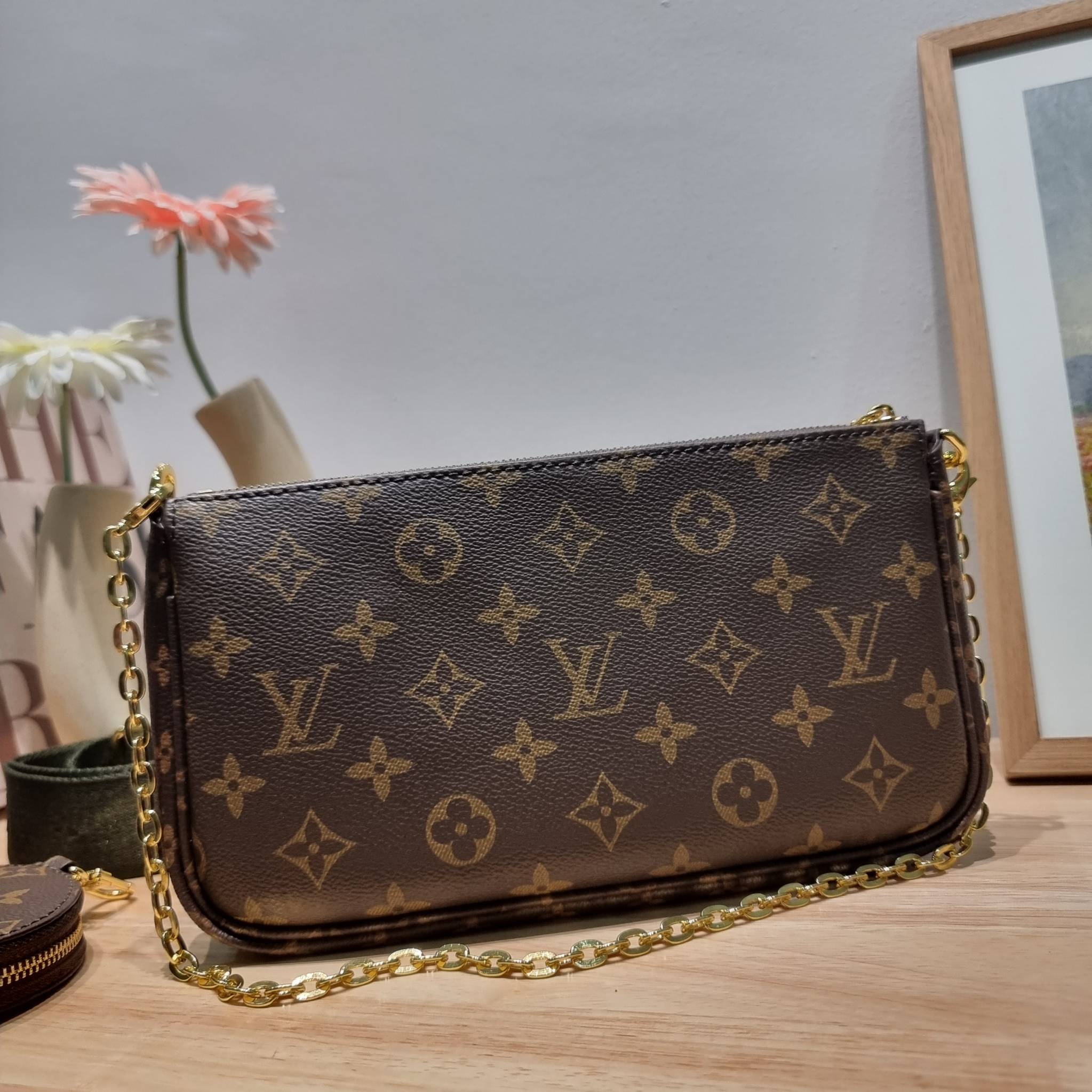 Set 4 ชิ้น LV Multi Pochette Bag New in!! กับ box set ชวนสะสม ที่จับเอารุ่นยอดฮิต มามิกซ์รวมกับไอเท็มสุดคุ้มของมันต้องมี!! จัดเรียงให้อยู่ในกล่องสุดหรู ไม่ว่าจะตัวกระเป๋า กระเป๋าสตางค์ กระเป๋าจิ๋ว ใบไหนๆก็นำมาใช้งานได้จริง คุ้มค่ามากๆ แถมฟรี! ริบบิ้นลายลิ