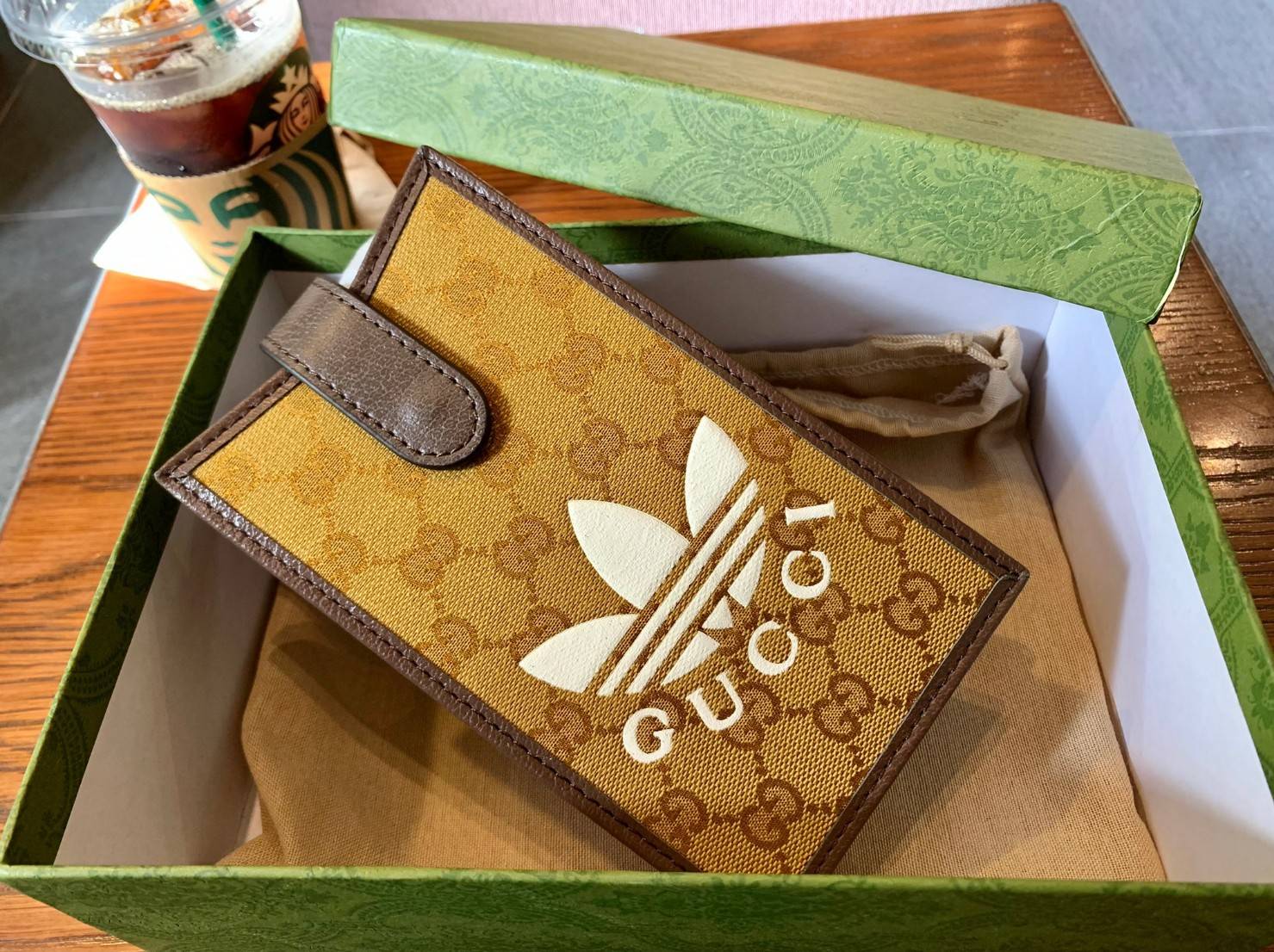 VIP 🥂 LIMITED EDITION Gucci x adidas Phone Case ไม่มีได้ยังไง สวยขนาดนี้ ที่หนุ่มๆสาวๆต้องมีติดตัวค่ะ 💙กระเป๋าใส่มือถือ หนังแท้ 🔺สีน้ำตาลอมเหลือง สัสดุJacquard ทอลายGG ค่ะ ด้านหน้าทั้ง3สี มีโลโก้แบรนด์แบบนูนอันเป็นสัญลักษณ์ของคอลเล