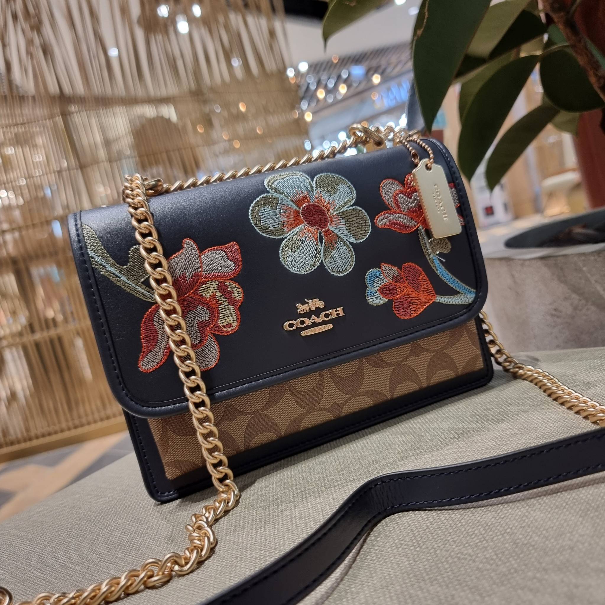 COACH C9230 KLARE CROSSBODY IN SIGNATURE CANVAS WITH FLORAL EMBROIDERY น้องใหม่คอลล่าสุด กับกระเป๋าสะพายข้าง โทนสีละมุนลูกคุณหนู ดีไซน์ปักดอกไม้เพิ่มลูกเล่น ให้ดูแพง วัสดุผนังแคนวาสสลับหนังแท้ สายสะพายโซ่สลับหนัง สะพายยังไงก็ขับผิว เปิด-ปิดด้วยกระดุมแม่เห