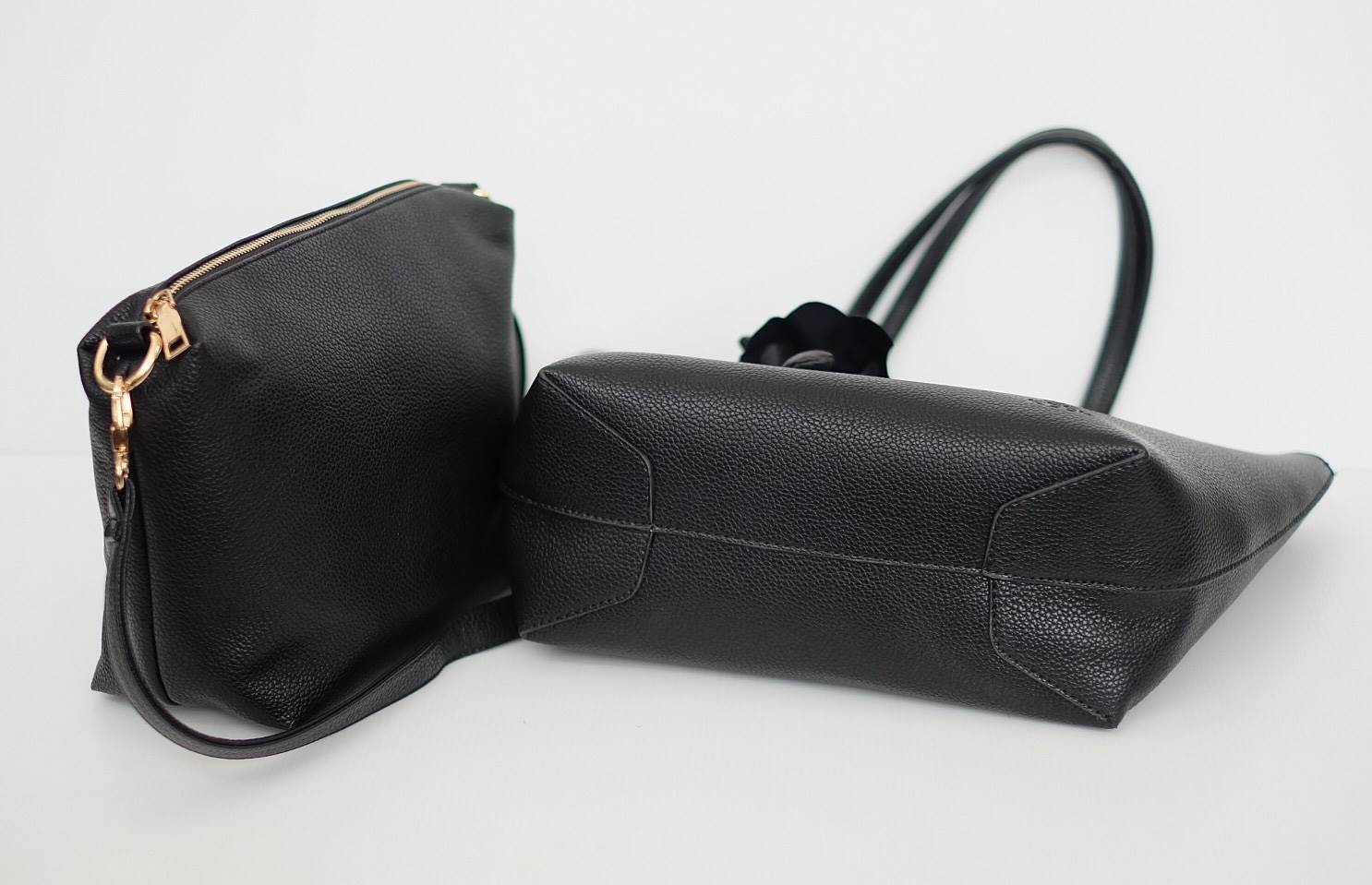 NEW Collection 2017 ' KEEP Infinite tote bag ' 👑หนังกระเป๋าสวยมาก ส่วนเรื่อง ความจุ ความคุ้ม ไม่ต้องพูดถึง 😆 ใบนี้ตอบทุกโจทย์เลยคะ แถม ซื้อ 1 ได้ ถึง 2 ใบอีกด้วย โอ้ย !! ใบนี้ เลิศมากคะ กระเป๋า ถือ//สะพายข้าง หนังสวยๆ มาพร้อมพวงก