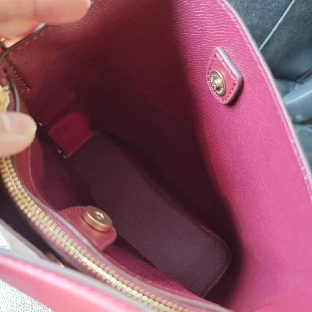 COACH 2312 SMALL TOWN BUCKET BAG IN SIGNATURE CANVAS รุ่นยอดนิยมใบเล็กมาครบสีแล้วจ้า กระเป๋าทรงบัคเก็ต สีผู้ดี๊ผู้ดี ตัวกระเป๋าดีไซน์คลาสสิคลายซี ดูโดดเด่น วัสดุหนังแคนวาสเคลือบลาย สวยคมทุกมุมจริงๆ!! เปิด-ปิดด้วยกระดุมแม่เหล็กทั้ง 2 ฝั่ง ภายในเป็นช่องโล่ง