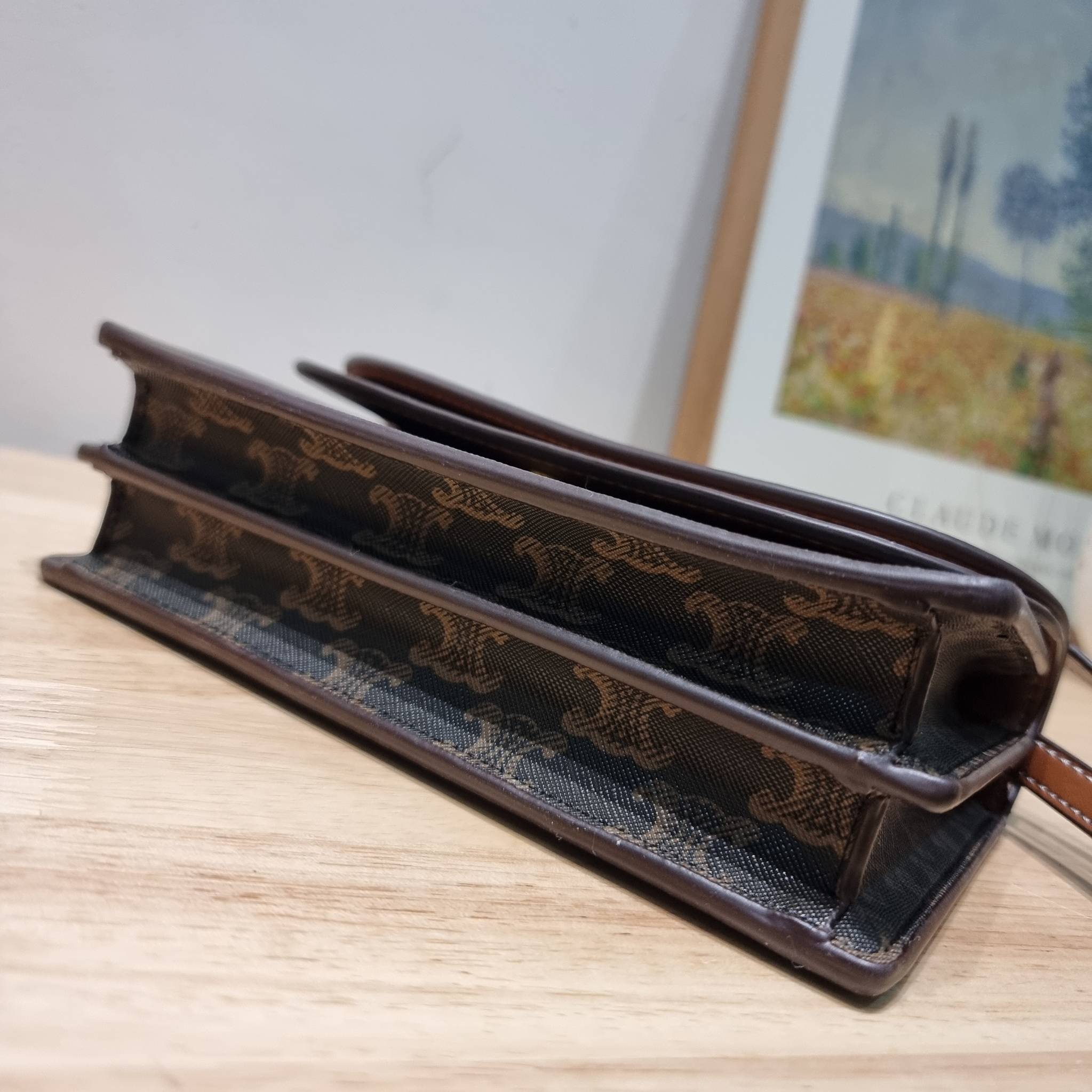 CELINE WALLET ON STRAP IN TRIOMPHE CANVAS AND LEATHER อีกหนึ่งรุ่นยอดนิยม กระเป๋าสะพายกึ่งคลัทช์ ในรูปแบบกระเป๋าสตางค์ ให้พกพาได้ง่าย ใส่ของสำคัญ มือถือ หรือบัตรต่างๆได้