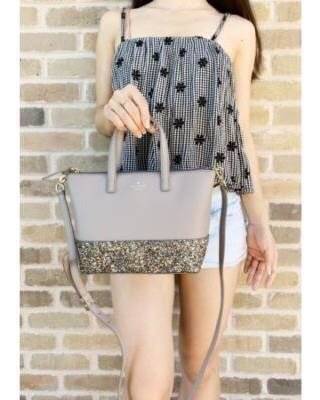 Kate Spade INA Greta Court Glitter Crossbody กระเป๋าถือหรือสะพายใบเล็ก วัสดุหนัง Saffiano สวยหรู ด้านหน้าประดับโลโก้สีทองสวย ก้นกระเป๋ามีดีเทลด้วยGlitter วิ้งๆดูหรู ภายในมีช่องซิปและช่องเล็ก สามารถใส่ ipad mini กระเป๋าสตางค์ใบยาวและของจุกจิกได้เยอะ มีหมุด