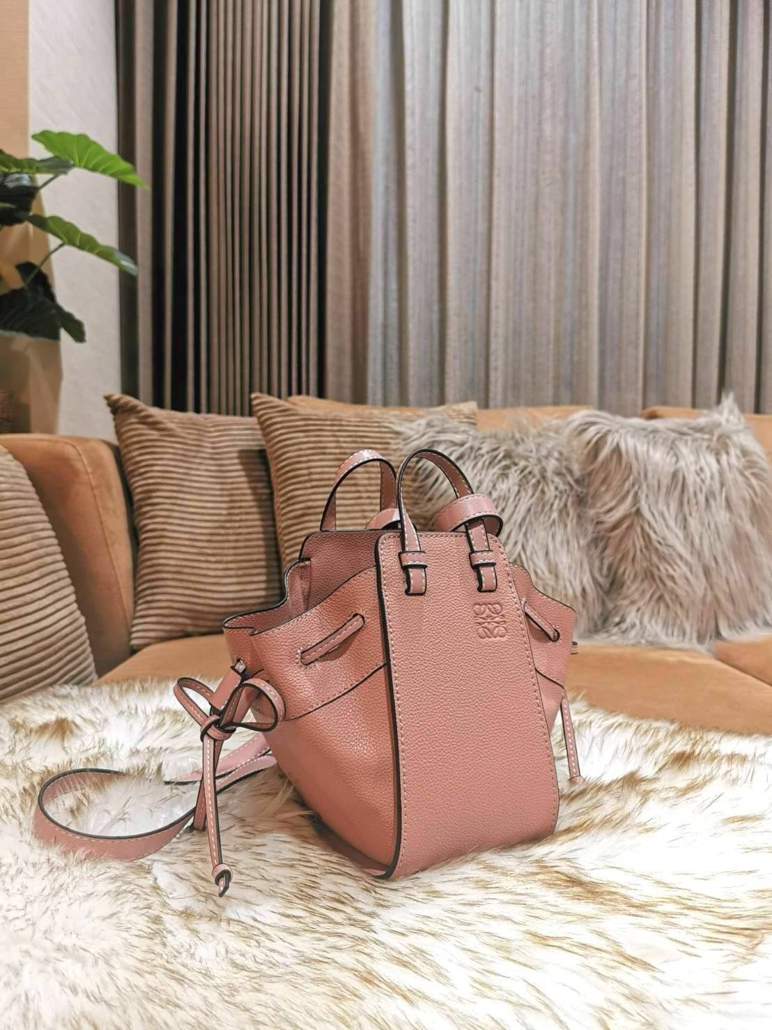 VIP 】เอาใจสายหวานกับสีพาสเทล!✴️ NEWIN! LOEWE HANDLE & SHOULDER BAG GIFT WITH PURCHASE (GWP) กระเป๋าถือหรือสะพายหนังแท้พรีเมี่ยมกิ๊ฟ Limited จาก LOEWE PERFUME DUTYFREE รุ่น Rare items สุดๆวัสดุหนังแท้ Calfskin หนังสวยดีไซน์คงเอกลักษณ์แบรนด์ สามารถปร