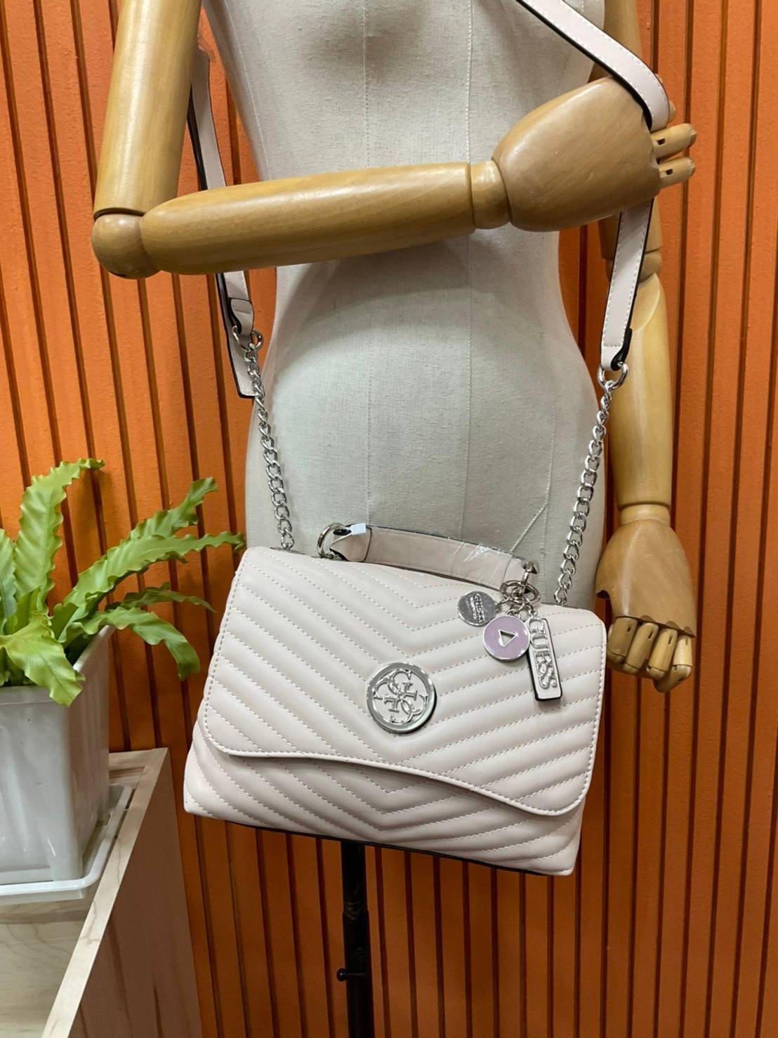 ของแท้ 💯% 】GUESS BLAKELY TOP HANDLE FLAP BAG กระเป๋สะพายรุ่นใหม่ล่าสุด รุ่นยอดนิยมสวยอยู่ทรง วัสดุหนังนิ่ม น้ำหนักเบา มีฐานกว้างตั้งอยู่ทรง ด้านหน้าประดับด้วยโลโก้แบรนด์สวยโดดเด่น