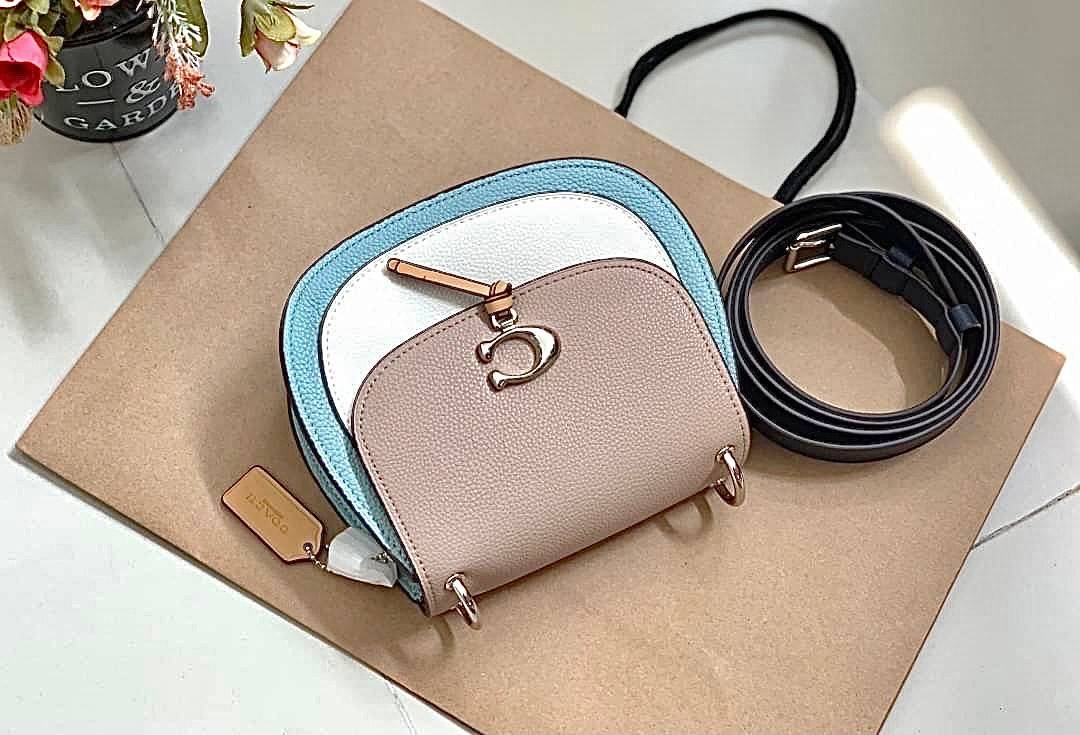 OUTLET 】COACH REMI SADDLE BAG IN COLORBLOCK ((1330)) รุ่นแนะนำ คลาสสิคน่าใช้มากๆ วัยใสๆใช้ดีค่ะ 😘 พร้อมส่งที่ไทยอีกครั้ง! กระเป๋าสะพายข้าง//ครอสบอดี้ร์//หรือทบเป็นสายคู่สะพายไหล่ได้ค่ะ แล้วแต่ชอบเลยค่ะ! วัสดุหนังแท้ ลายหนังสวยมากๆค่ะรุ่นนี้ หลงรัก