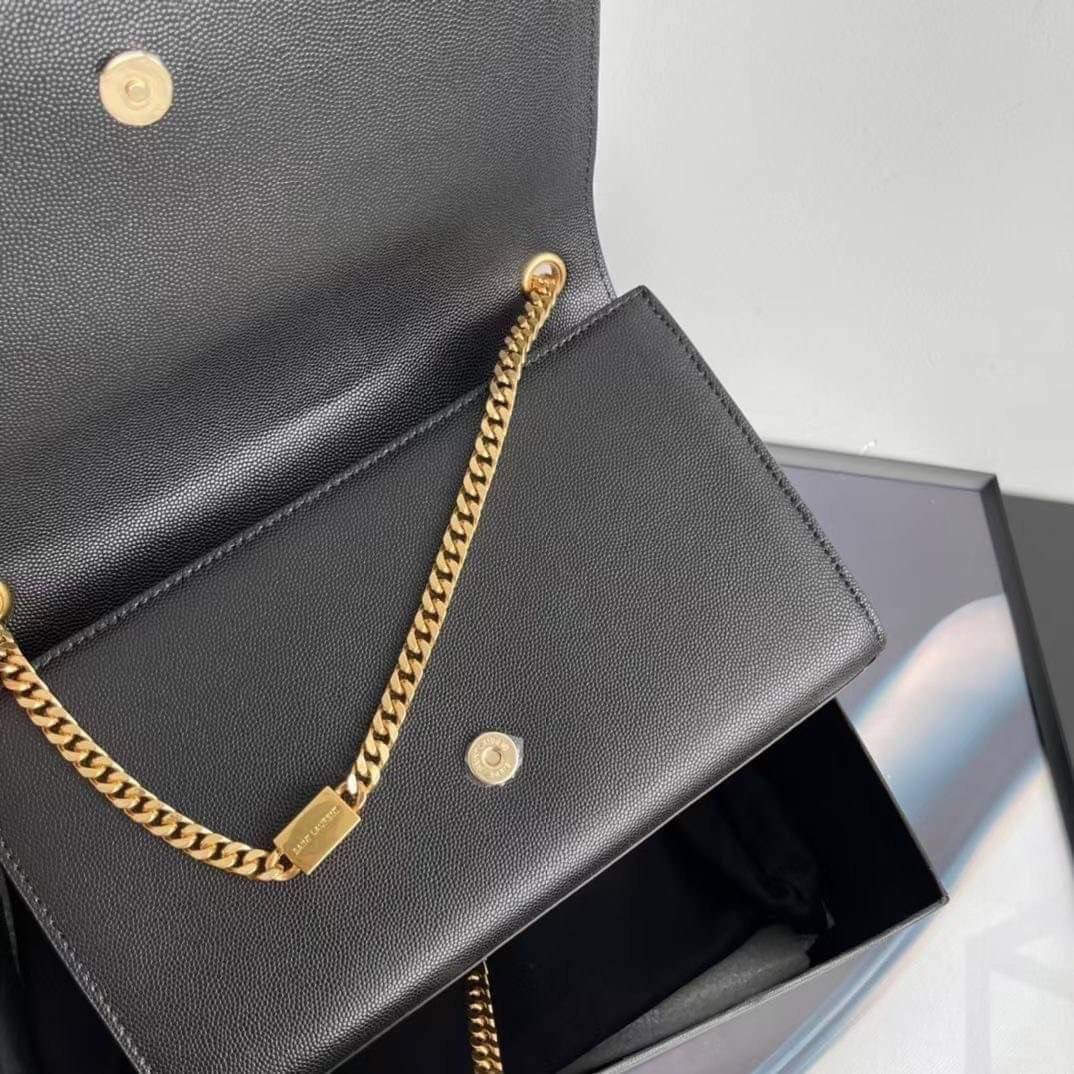 YSL kate medium chain bag in grain de poudre embossed leather 24cm กระเป๋าสะพายแบรนด์หรู รุ่นฮิตลอดกาล งานสวยดูดีมีระดับ ปั้มทุกจุด ขนาดกระทัดรัดกำลังดี มาพร้อมาสะพายโซ่ยาว เลื่อนปรับเป็น 2 แถว เพื่อสะพายเป็นสายสั้นได้ ด้านในโล่งกว้าง ใส่กระเป๋าสตางค์ใบยา