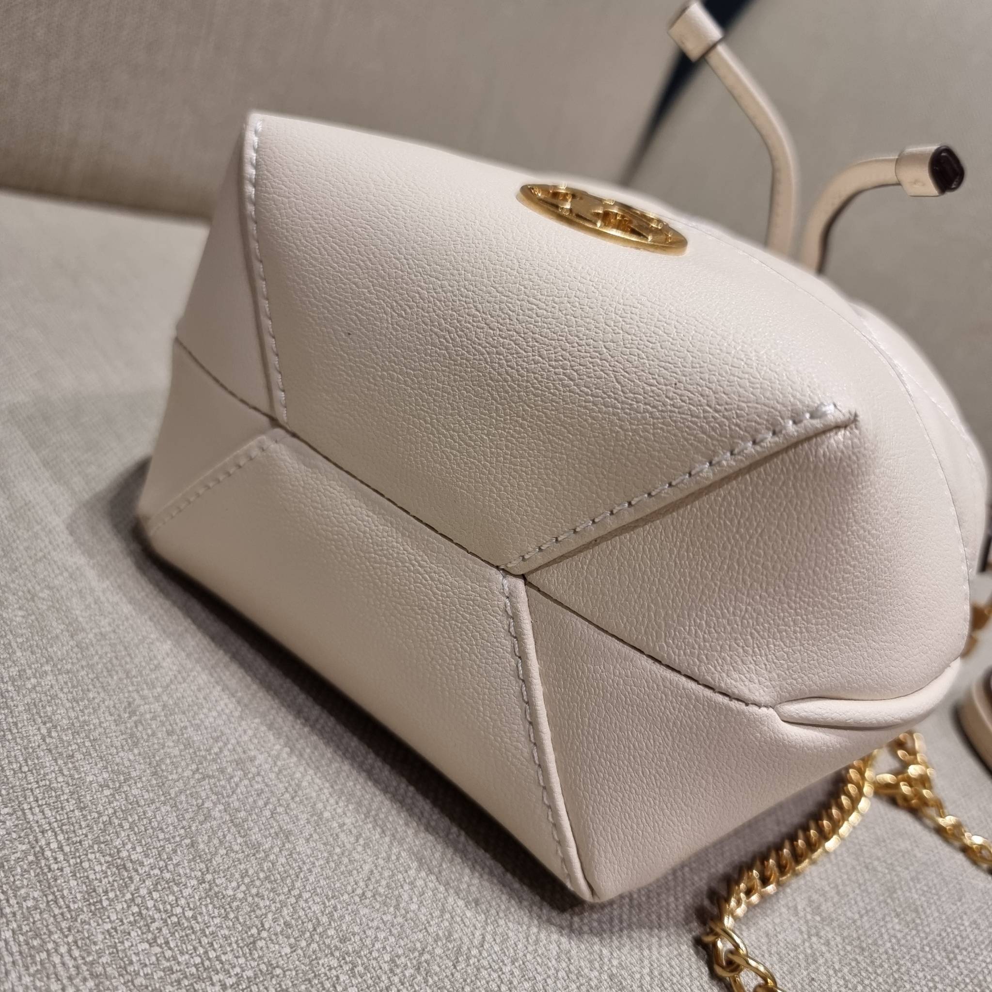 TORY BURCH WILLA MINI BUCKET BAG NEW ARRIVAL สุดปัง กระเป๋าสะพายทรงบัคเก็ต สวยผู้ดี โดดเด่นด้วยโลโก้สีทองดูหรู อัพลุคผู้ดี๊ผู้ดี วัสดุหนังแท้ ดีไซน์บุนวม เส้นคมดีเทลหรู เปิด-ปิดหนังรูดปากกระเป๋า มีหูหิ้วในตัว คล้องแขนเก๋ๆ ภายในเป็นช่องโล่ง มีช่องย่อย ใส่ข