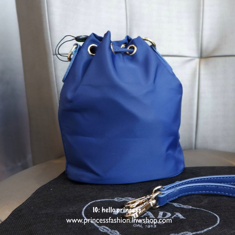 Prada bucket bag S Best seller! กระเป๋าทรงขนมจีบสุดฮิต ขนาดกำลังน่ารัก วัสดุ nylon silk คุณภาพดี สินค้า premium gift จากแบรนด์ Prada อะไหล่ทองทั้งใบ ด้านหน้าประดับ logo brand เปิดปิดแบบเชือกรูด drawstring ภายในกว้าง ใส่กระเป๋าสตางค์ยาวได้ มีช่องเล็ก และช่