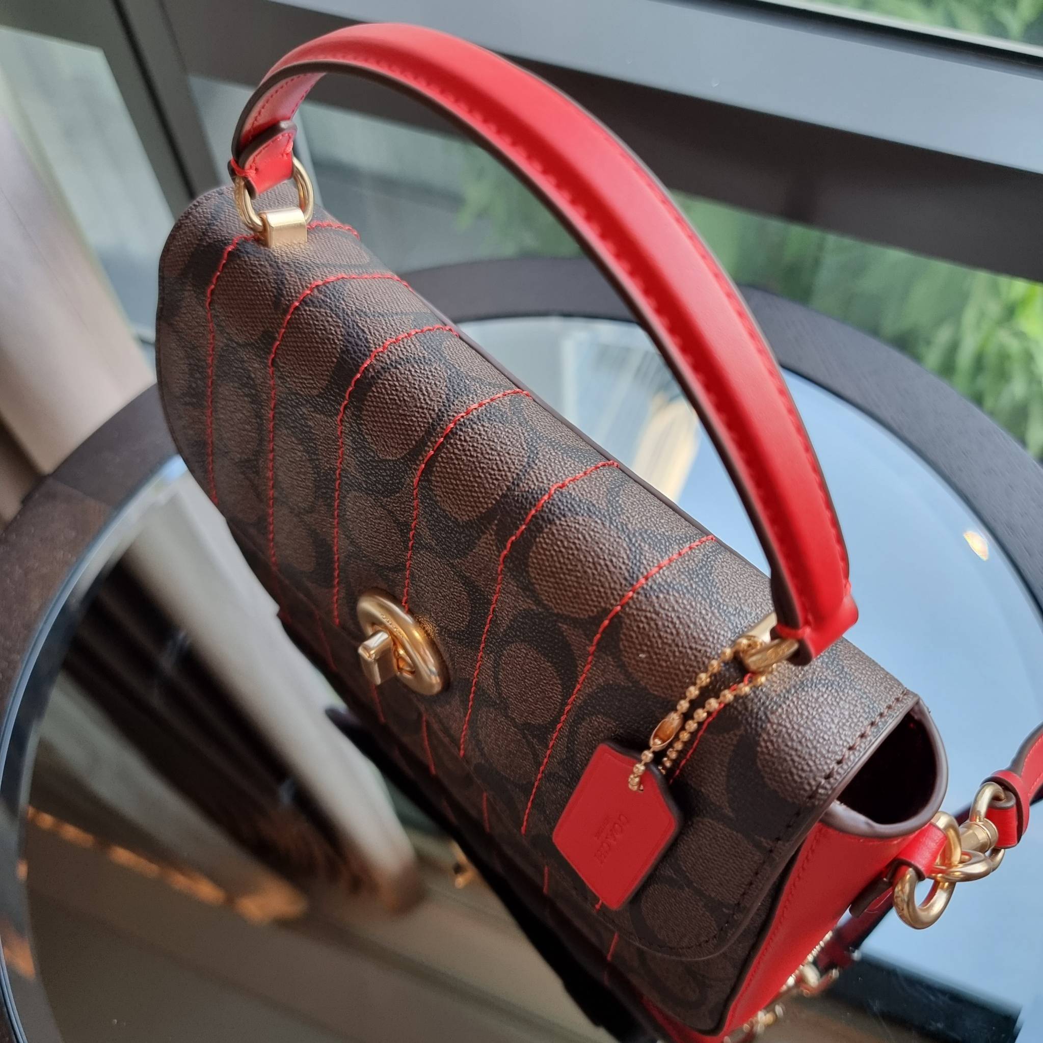 OUTLET 】COACH C5645 MARLIE TOP HANDLE SATCHEL IN SIGNATURE CANVAS WITH QUILTING ดีไซน์ใหม่ กระเป๋าถือ/สะพายข้าง ออกแบบมาไม่เหมือนใคร โดดเด่นด้วยการเย็บบุหนัง โชว์ดีเทลลายเส้น ตกแต่งโลโก้ด้านข้างอะไหล่ทอง วัสดุหนังแคนวาสสลับหนังแท้ เปิด-ปิดด้วยตัวล็อคแน่นห