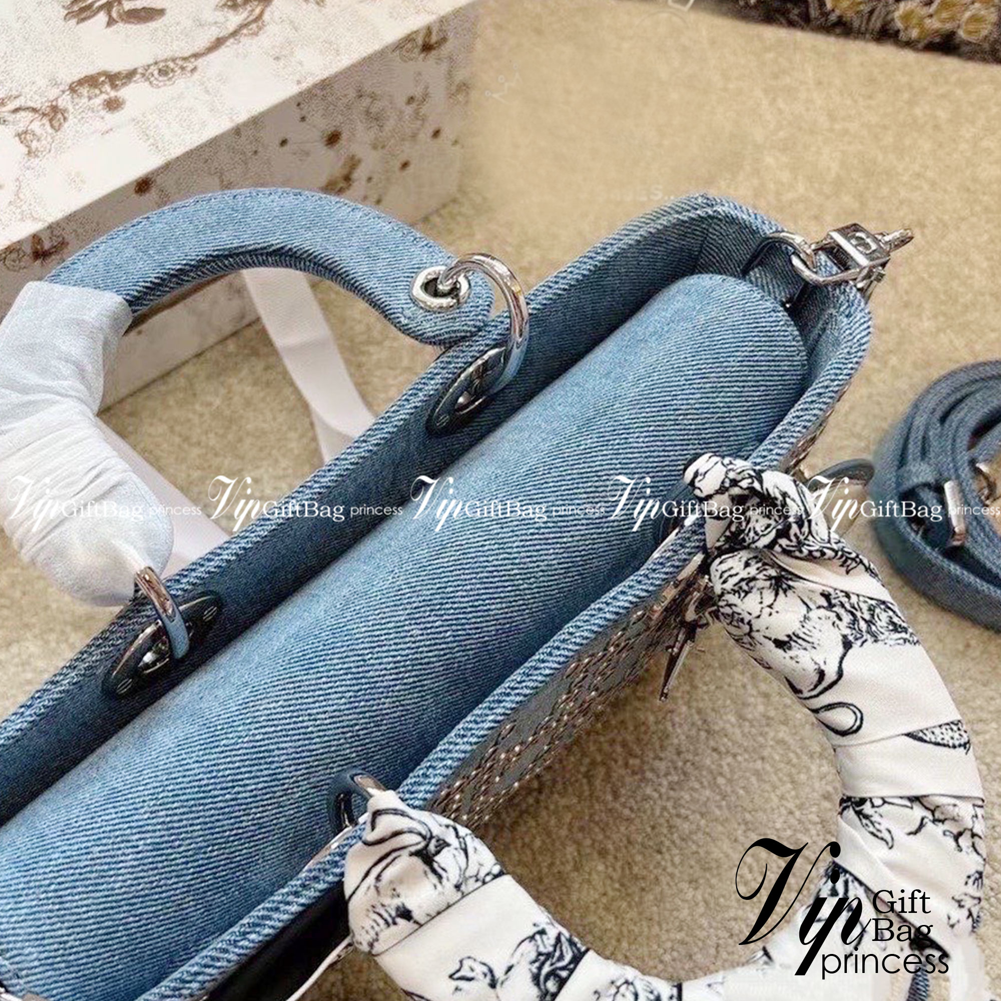 DIOR D-Joy Bag Cannage Denim / Dior Lady Bag กระเป๋าสะพายดิออร์ใบนี้คือราชนิกุลมากแม่ความเลดี้ดิออร์ที่เกินต้าน งานชนช้อปปังสุด ถือสลับแท้ไม่โป๊ะแน่นอน ราคาเบาสุด ภาพถ่ายจากงานจริง สวยเหมือนในรูป พร้อมส่งที่ไทย