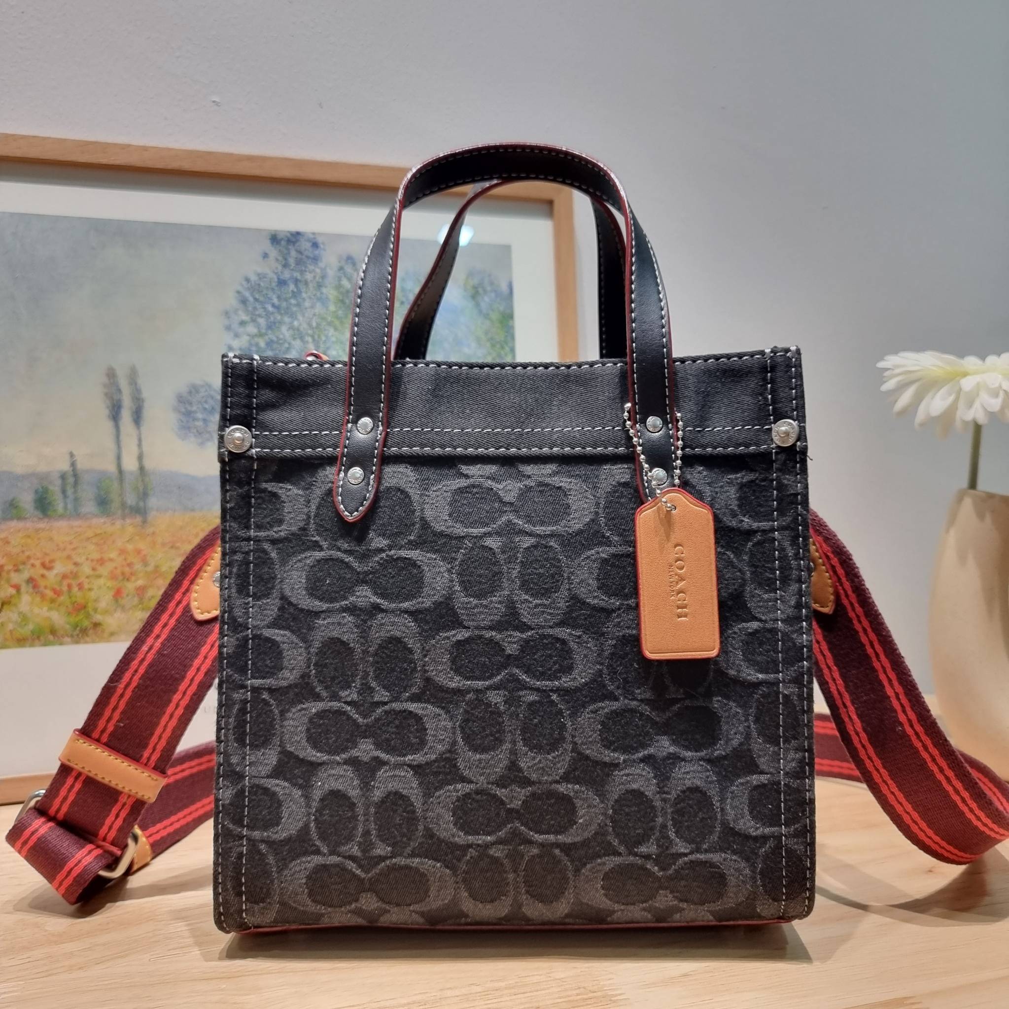 COACH CG091 FIELD TOTE 22 IN SIGNATURE DENIM คอลเลคชั่นใหม่ สีหายาก กับกระเป๋าทรงโท้ท ไซส์กำลังสวย ดีเทลปั๊มผิวเต็มใบ ดูดี มี texture