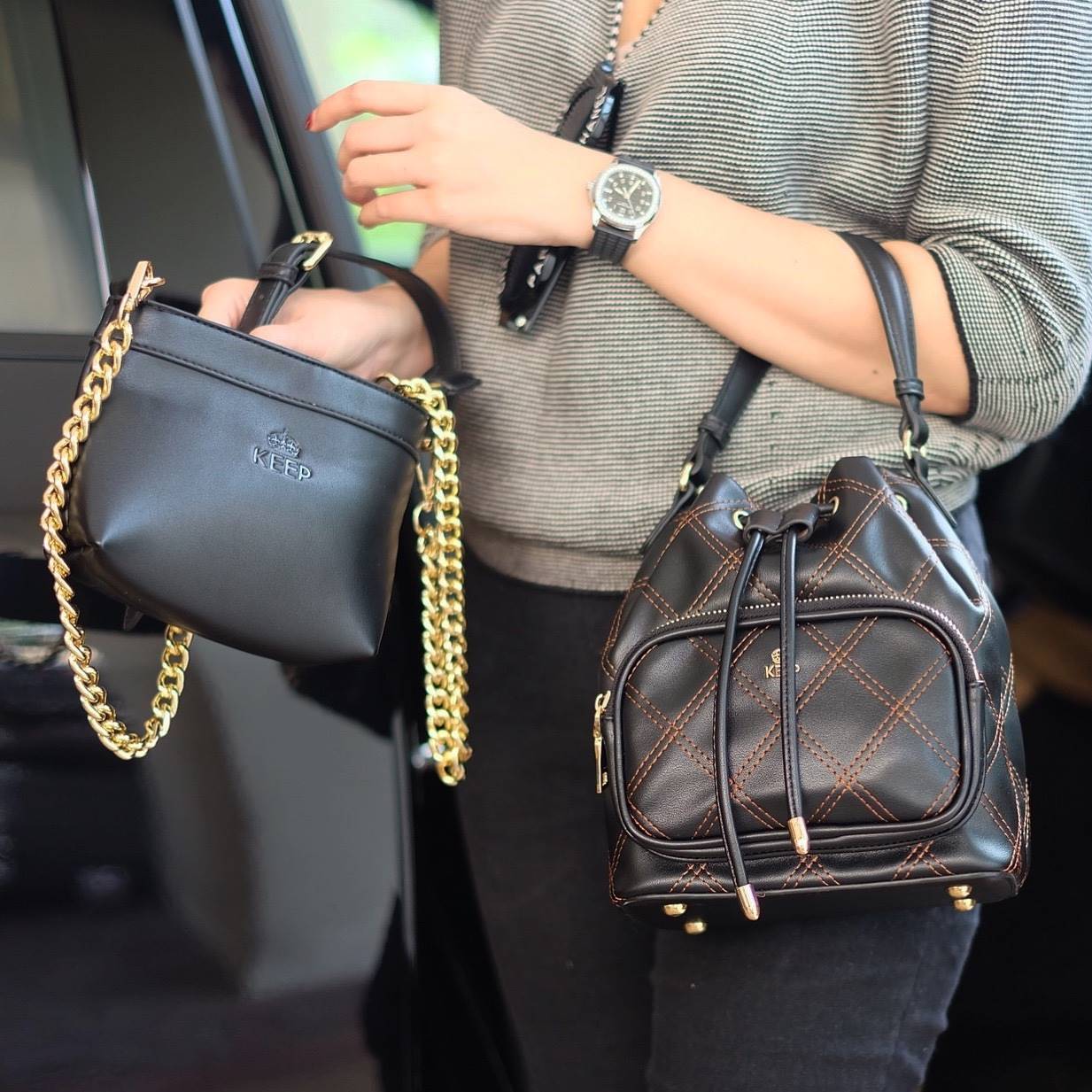 รุ่นใหม่ล่าสุด สวยมากๆค่า รุ่น New KEEP Minny bucket bag ทรงเก๋ สวย น่ารัก ขนาดตอบทุกโจทย์การใช้งาน เห็นแล้ว *หลงรักเลยคะ *ใบนี้ซื้อ1ได้ถึง2 มีกระเป๋าใส่ของใบเล็กด้านในให้อีก 1 ใบนะคะ 🌲ตัวกระเป๋าขนาดกำลังดีหนังเนื้อดีนิ่มมากๆคะ ดูแลรักษาง่าย ด้านใ