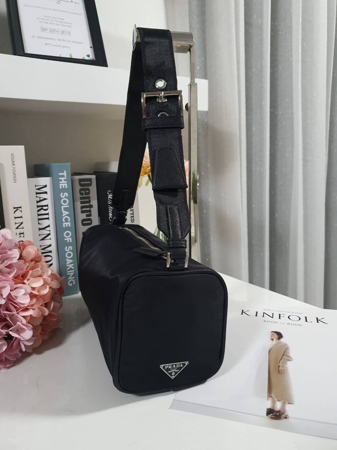 Prada Handbag New Collection วัสดุทำจากผ้า Nylon กันน้ำได้คะ