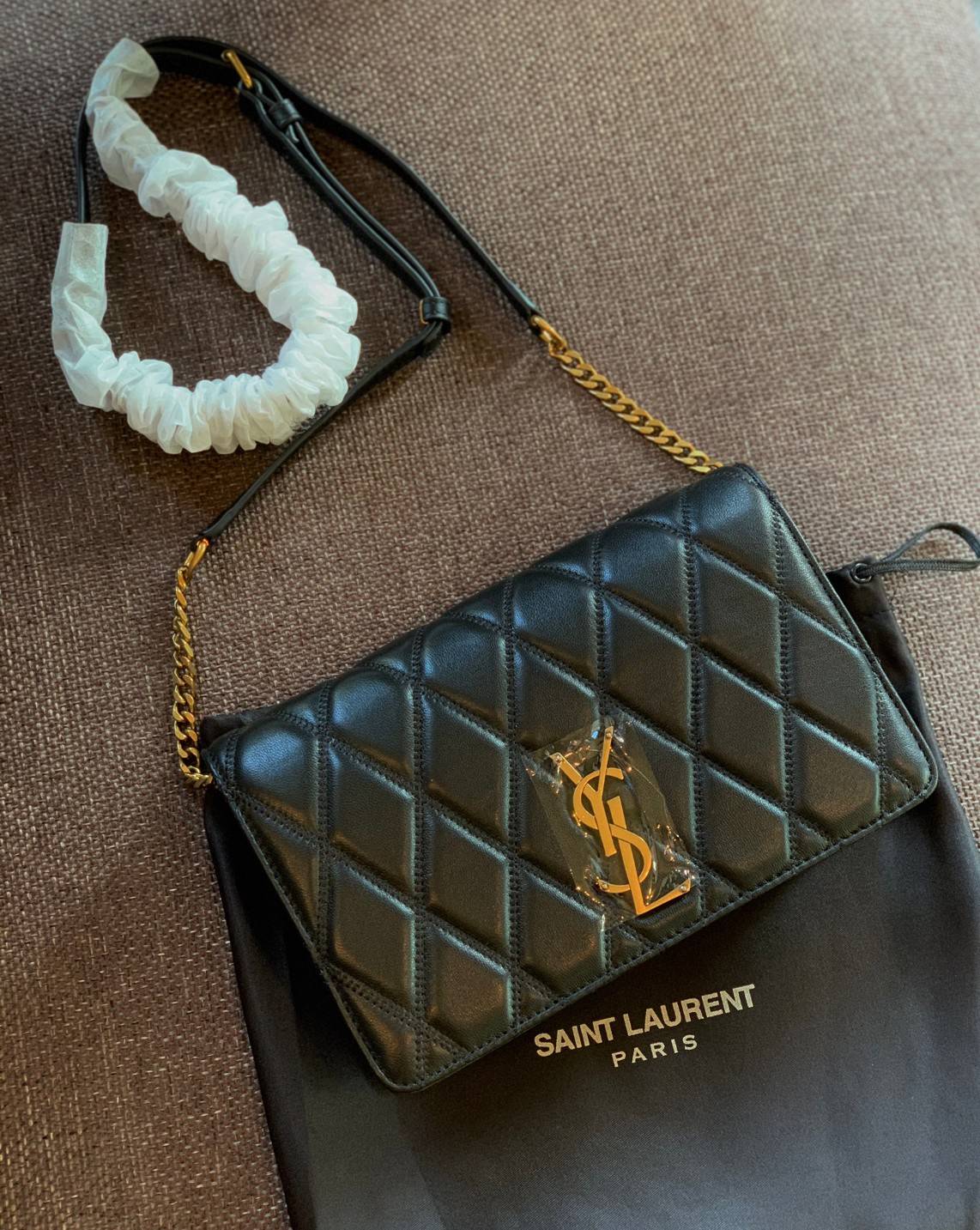 Yves Saint Laurent Shoulder Bag//Clutch Bag พร้อมส่งที่ไทย ทันใช้สงกรานต์นี้กันค่าา! กระเป๋าสะพายข้าง หรือสามารถทบสายเป็นสายคู่เป็นแบบคล้องไหล่ได้และสามารถถอดสายออกถือแบบคลัทออกงานก็ยิ่งสวยโดดเด่นมากๆเลยค่ะ หนังแท้อย่างดี หนังนิ่มน่าใช้ หลงไหลน้องแน่นอนค่