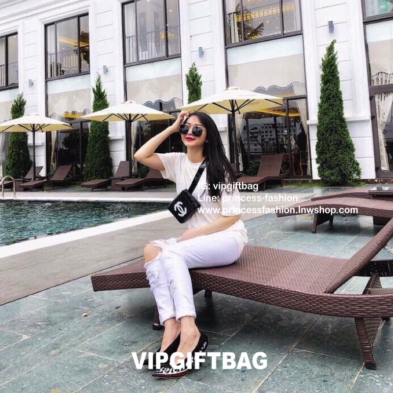 พรีเมี่ยมกิ๊ฟแท้ 100% 🎈กระเป๋า Chanel Quilted Belt Bag (โลโก้ดำ) กระเป๋า Chanel รุ่นนี้สามารถคาดอกหรือคาดเอวได้หมดค่า เปิดปิดด้วยฝาปิดกระดุมแม่เหล็ก ภายในโล่ง ซับในลายเเบรนด์ สามารถใส่ Iphone เครื่องสำอางค์ กระเป๋าสตางค์ ใส่ได้ค่ะ