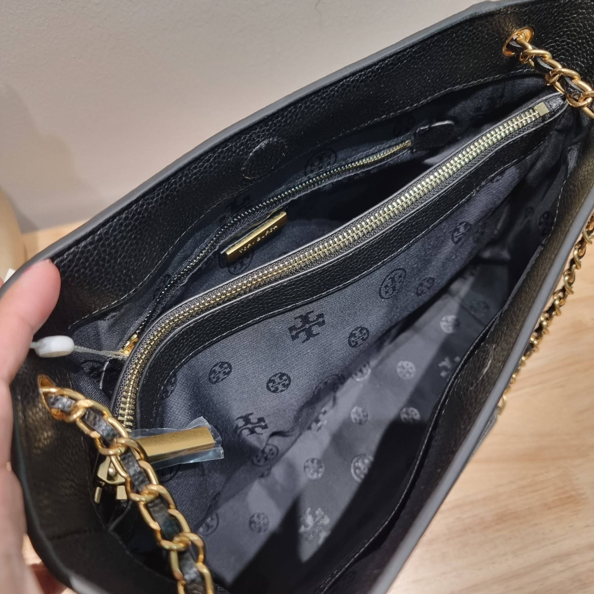 TORY BURCH BRITTEN SMALL SLOUCHY TOTE / TORY TOTE BAG / TORY BAG พร้อมส่ง กระเป๋าสะพายตัวแม่ รุ่น top ที่สวยดูแพง ใช้งานสะดวกมาก ดีไซน์ออกมาได้เรียบหรู