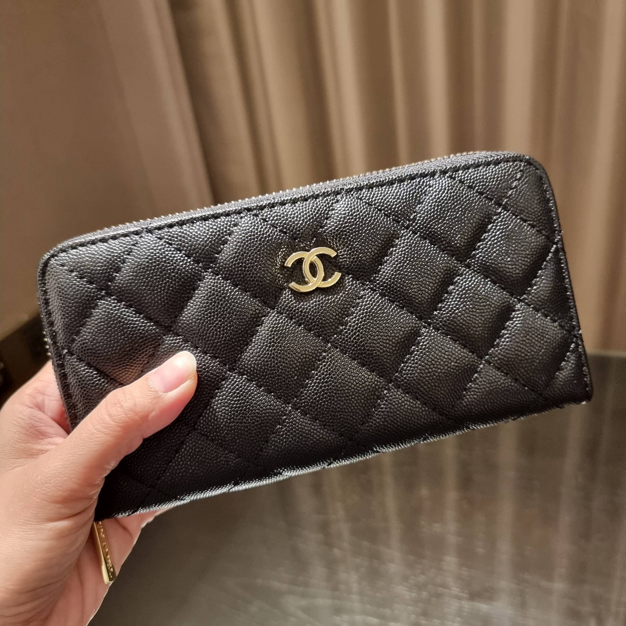 VIP 】กระเป๋าสตางค์ใบยาวรุ่นซิปรอบ สวยรับทรัพย์จาก Chanel วัสดุหนังลายคาร์เวีย ใช้แล้วขับผิวสุดๆ เปิด-ปิดด้วยซิปรูดรอบใบ ใช้งานง่าย ภายในกระเป๋ามีช่องใส่บัตรได้ ใส่ธนบัตรหรือเหรียญได้ มีช่องซิปแยกอีกหนึ่งช่อง ดีไซน์เรียบหรูแบบนี้ สาวๆห้ามพลาดกันน้า!! ซื้อใ