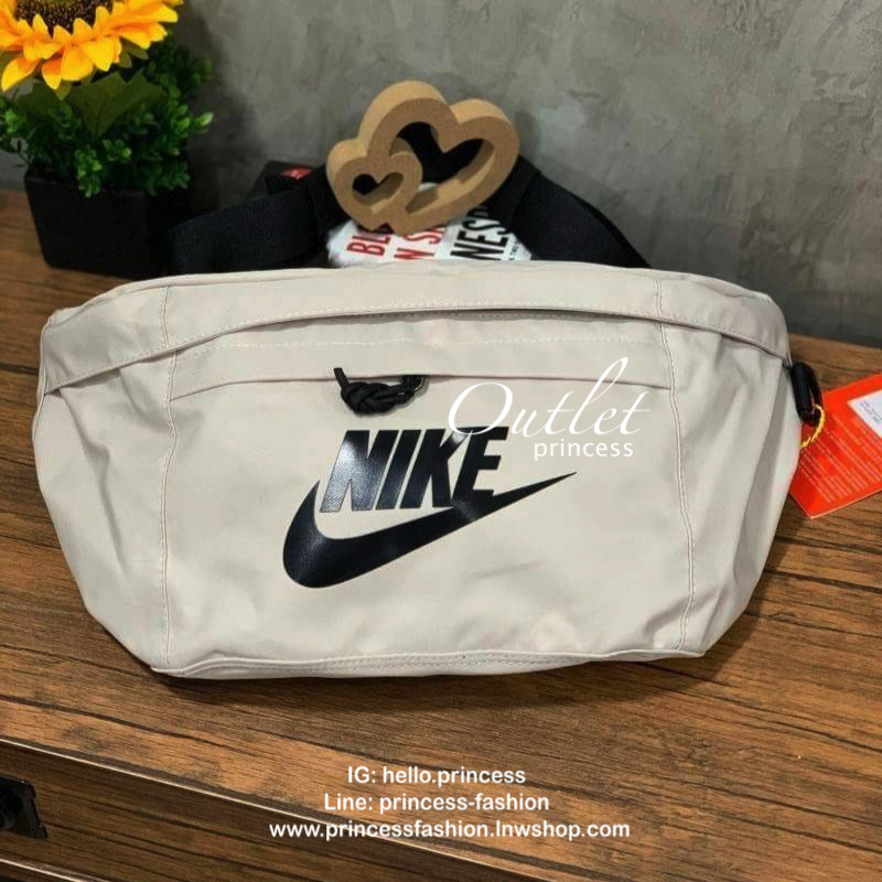 Nike Tech hip pack กระเป๋าคาดเอว Nike Tech รุ่นใหม่ชนช้อป!! ให้คุณหยิบใช้อุปกรณ์กีฬาและพกพาได้อย่างง่ายดาย พร้อมโดดเด่นด้วยกระเป๋าซิป 2 จุดสำหรับเก็บสิ่งของ และสายกระเป๋าแบบปรับได้เพื่อให้แนบกับลำตัว ใช้งานได้คล้องตัว ใส่ของได้จุสมใจเลยคร้า