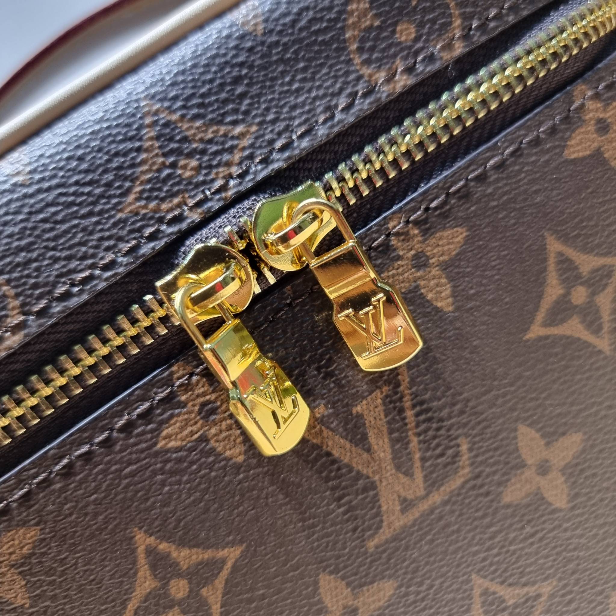 LV NICE MINI MONOGRAM BAG เบสท์เซลเลอร์คอลเลคชั่น ที่ใครๆก็ต้องมีใช้ กับกระเป๋า cosmetics ทรงกล่อง ใส่เครื่องสำอางค์ หรือจะใช้ใส่ของพกจำเป็นประจำวันก็ได้ สบายๆ