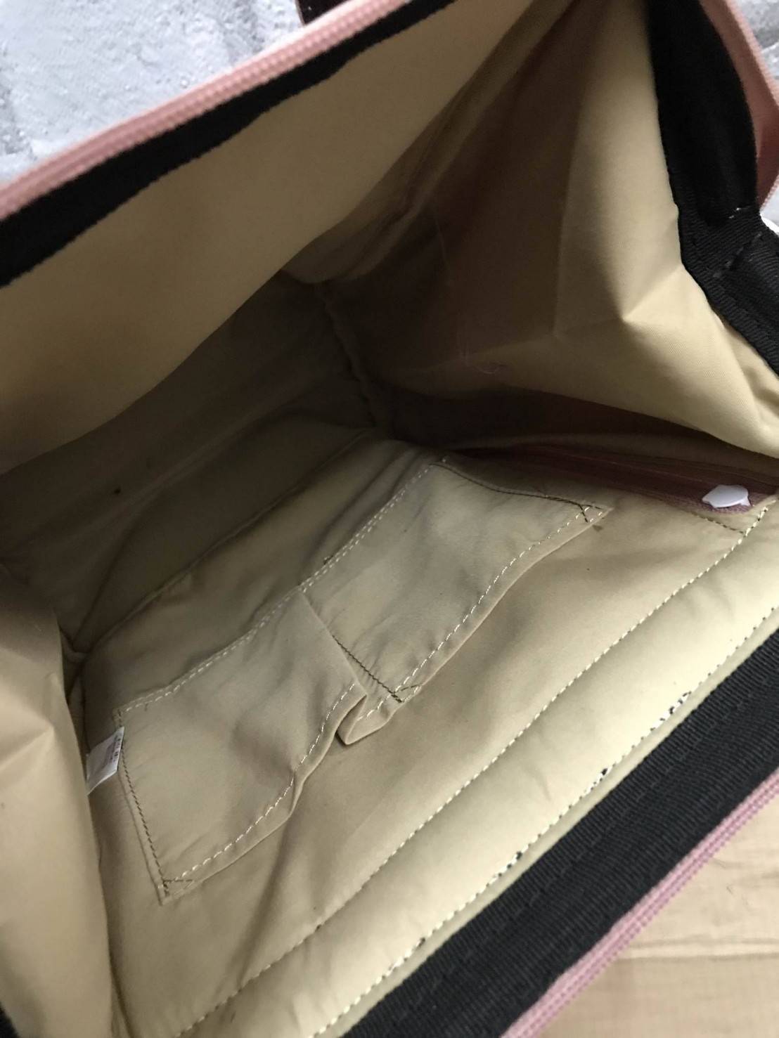 Anello Mottled Polyester Mini Backpack เป้แบรนด์ดังแห่งปี วัสดุ poleyester canvas เนื้อผ้าเรียบหรู และทันสมัย ดีเทลคล้ายรุ่น original ต่างตรงที่ด้านหน้าเป็นงานปักโลโก้สวยงาม และหัวซิป สกรีนโลโก้แบรนด์สีสันเข้ากับตัวกระเป๋า รุ่นชน shop มีหลากสีให้เลือกสรรค