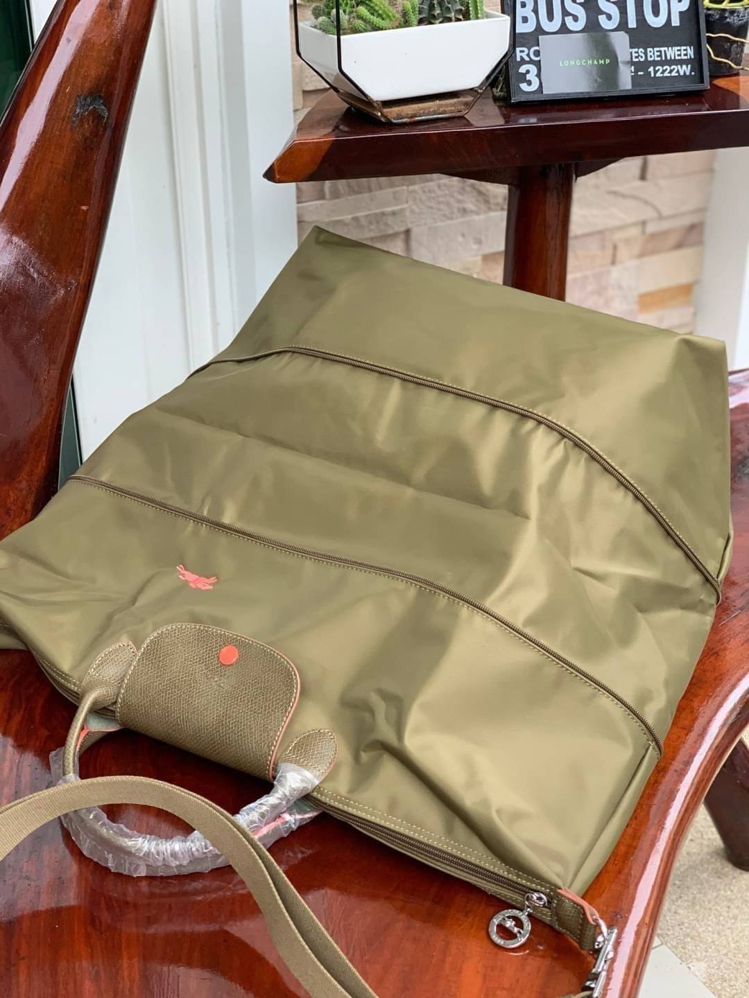 LONGCHAMP LE PLIAGE CLUB TRAVEL BAG กระเป๋าขนาดใหญ่สำหรับการเดินทาง เราเรียกที่นี้ว่า travelling bag รุ่นคลาสสิค มาพร้อมสายสะพายยาวที่ปรับและถอดออกได้ ความพิเศษของรุ่นนี้ที่ครองใจนักเดินทางทั่วโลก คือซิปรอบตรงกลางตัวกระเป๋า สามารถเปิดซิปเพื่อขยายขนาดและพั