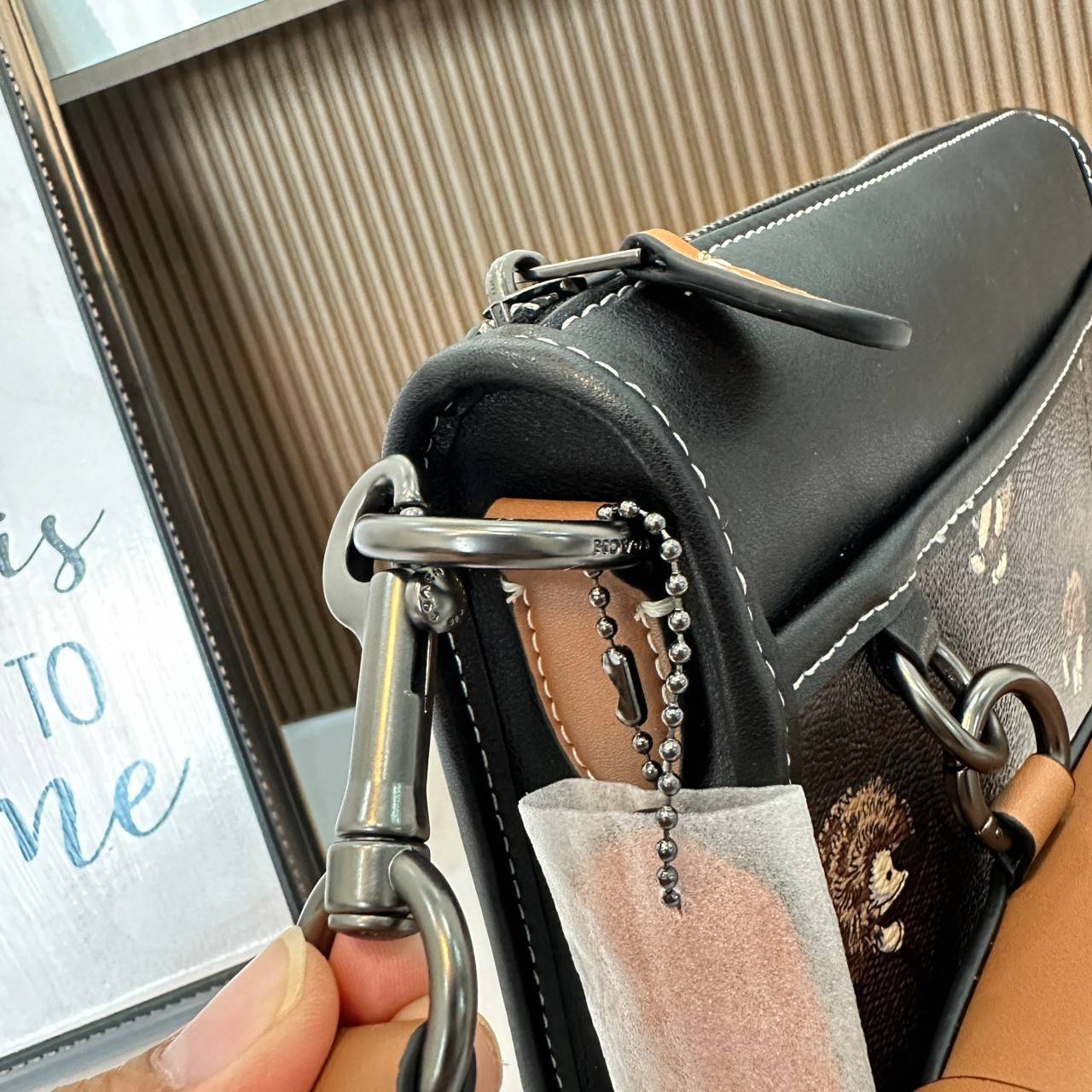 Coach Heritage Convertible Crossbody In Signature Canvas With Creature Print( cc131) กระเป๋าไฮบริดแบบถอดได้รุ่นใหม่ หล่อเท่ส์ สะพายสามารถสะพายทำงานดูดีสุดๆคะ มาพร้อมกระเป๋าใบเล็กห้อยสุดเก๋ วัสดุแคนวาสตัดขอบหนังแท้ เปิด ปิดด้วยซิป ซับในผ้า ด้านนอกกระเป๋าเป