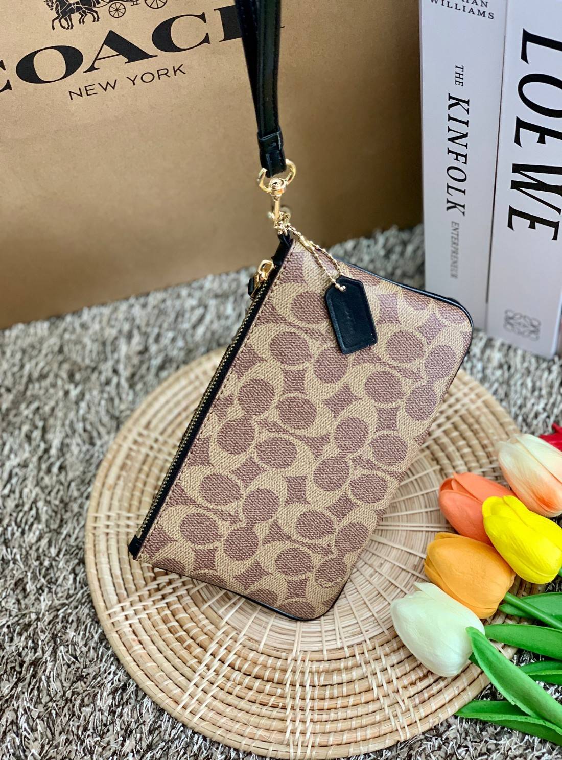 COACH SMALL WRISTLET IN COLORBLOCK SIGNATURE ((32445)) ✔️กระเป๋าคล้องมือ วัสดหนัง pvc อย่างดี ลายซิกเนเจอร์ ตัดขอบสีตรงกลางสวยงามมากๆค่ะ แบบซิปเดียว ((ภายในใส่มือถือได้บางรุ่นค่ะ)) มีช่องเสียบบัตรให้2ช่องด้วยนะคะ