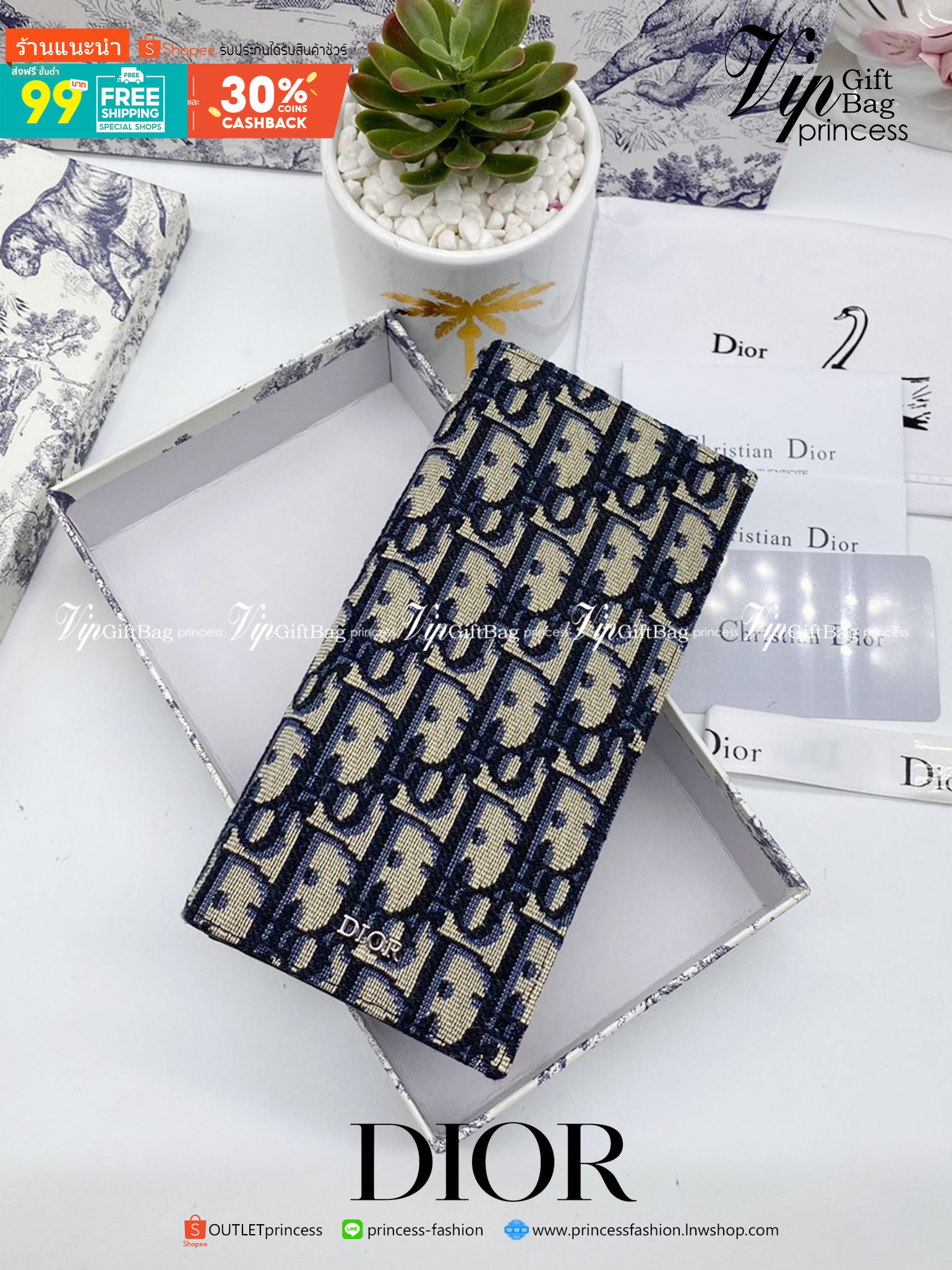 หนังแท้ DIOR LONG WALLET MONOGRAM / DIOR WALLET กระเป๋าสตางค์ใบยาว เอกลักษณ์ของความหรู วัสดุหนังแท้และผ้า Jacquard อย่างดีสวยงามที่สุด ผสมผสานความสง่างามและคลาสสิกที่เข้ากับยุคสมัย ด้านหน้าโดดเด่นด้วยซิกเนเจอร์แบรนด์ เป็นอีกหนึ่งรุ่นที่ดาราเชเลปใช้กันเยอะ