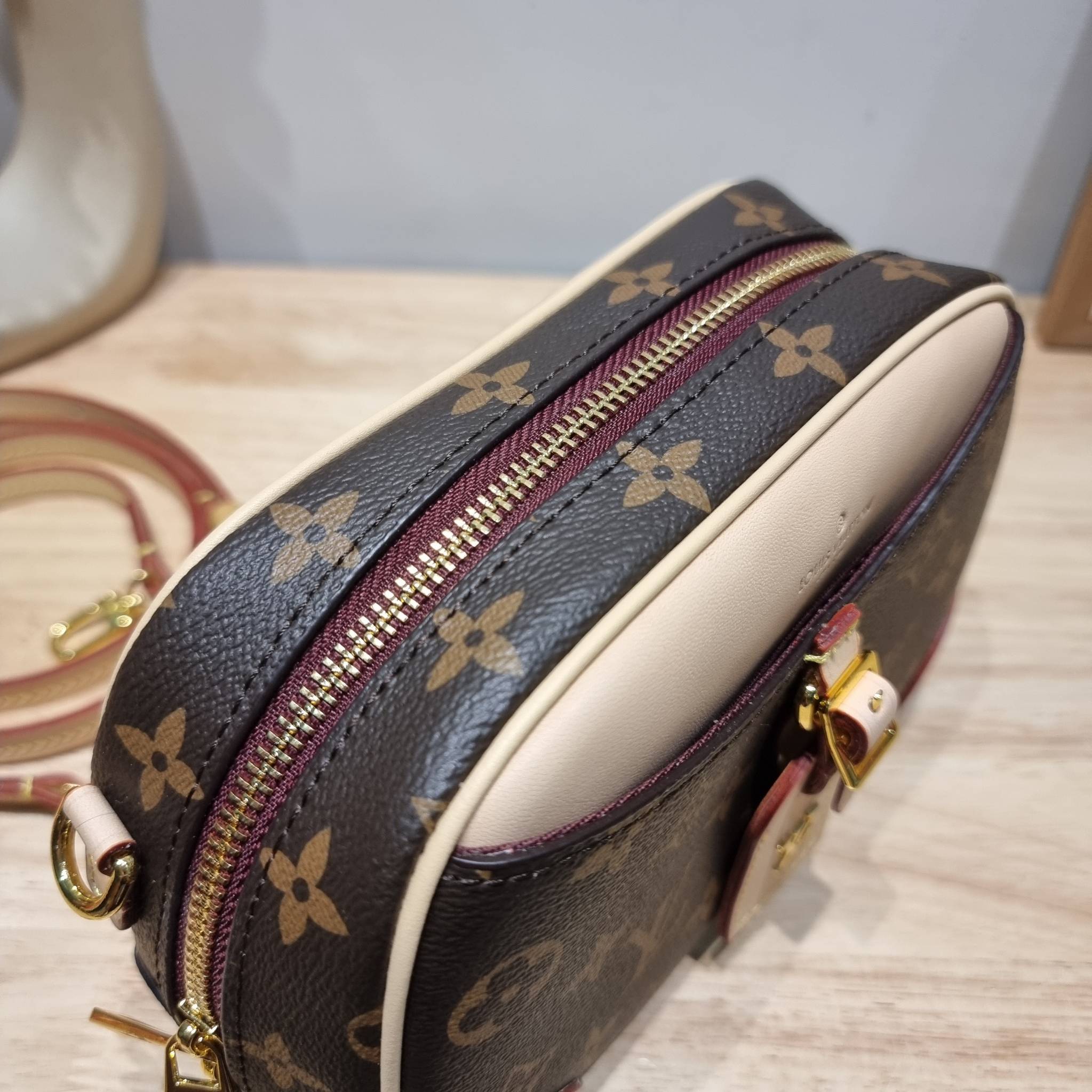 LV Deauville Mini Monogram Canvas bag เดอะเบสท์เซลเลอร์ ที่ใครก็ตามหา กับกระเป๋าสะพายทรงกล่อง ไซส์เล็กกะทัดรัด พกพาสะดวก รูปทรงสวยหรู วัสดุหนังแคนวาสสลับหนัง