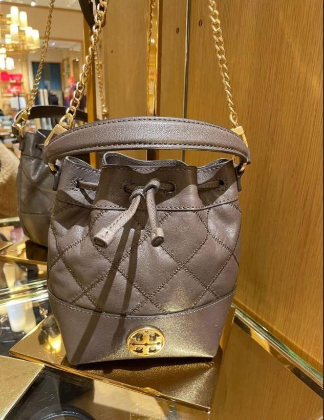 น้องสวยเกินเบอร์ คุณภาพแน่น จำนวนจำกัด! TORY BURCH MINI WILLA BUCKET BAG พร้อมส่งที่ไทย แนะนำต้องมีค่า กระเป๋าทรงจนมจีบ หนังแกะแท้((หนังแกะจะมีคุณภาพดีและแพงกว่าหนังวัวนะคะ)) ลายหนังสวย เดินด้ายลายนวม สัมผัสแล้วสาวๆหลงรักแน่นอนค่าา
