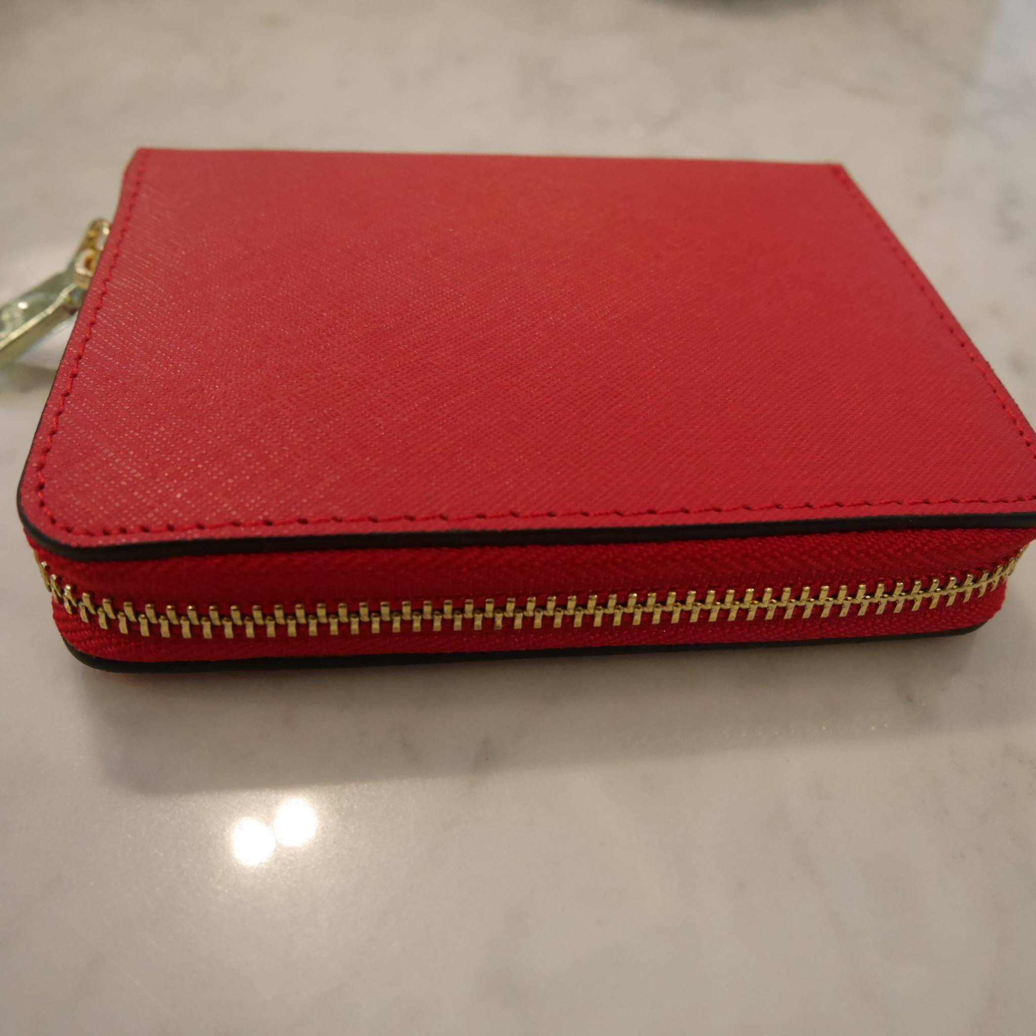 New Color•• รุ่นที่รอคอยสำหรับสาวๆที่ชอบ กปต.สั้น ก็มาแล้วค้า กับ Prada Short Saffiano wallet กระเป๋าสตางค์สั้น ขนาดกะทัดรัด เปิดปิดด้วยซิป อะไหล่ทอง ปั้มแบรนด์ ทั้งใบ **จุดเด่น มีช่องใส่รูปถ่าย ใส่บัตรได้หลายช่อง ด้านในมีช่องซิปแยกอีก1ช่องค้า อีกหนึ่งไอเ