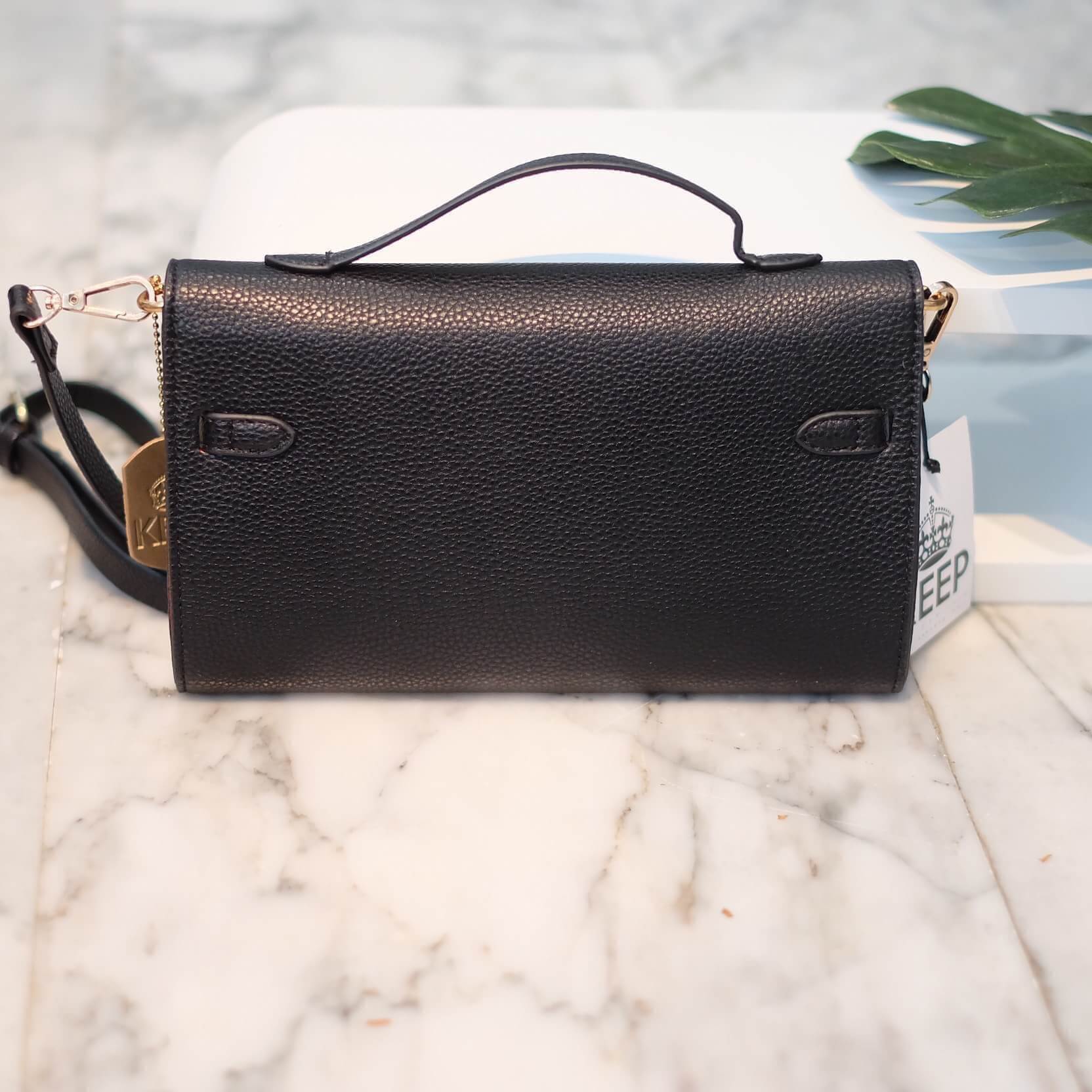 New arrival! KEEP Tina shoulder leather bag กระเป๋าสะพายข้าง หนังสวยผิวสัมผัสคล้ายหนังแท้ ขนาดกะทักรัด ภายในสีแดงมีช่องใส่ของจุกจิกถึง 4 ช่องใหญ่ และช่องใส่บัตรอีก 4 ช่อง สามารถ สะพายข้างหรือ cross body ได้ จุดเด่นน้ำหนักเบา ผิวเนื้อ matte สี classic มากค