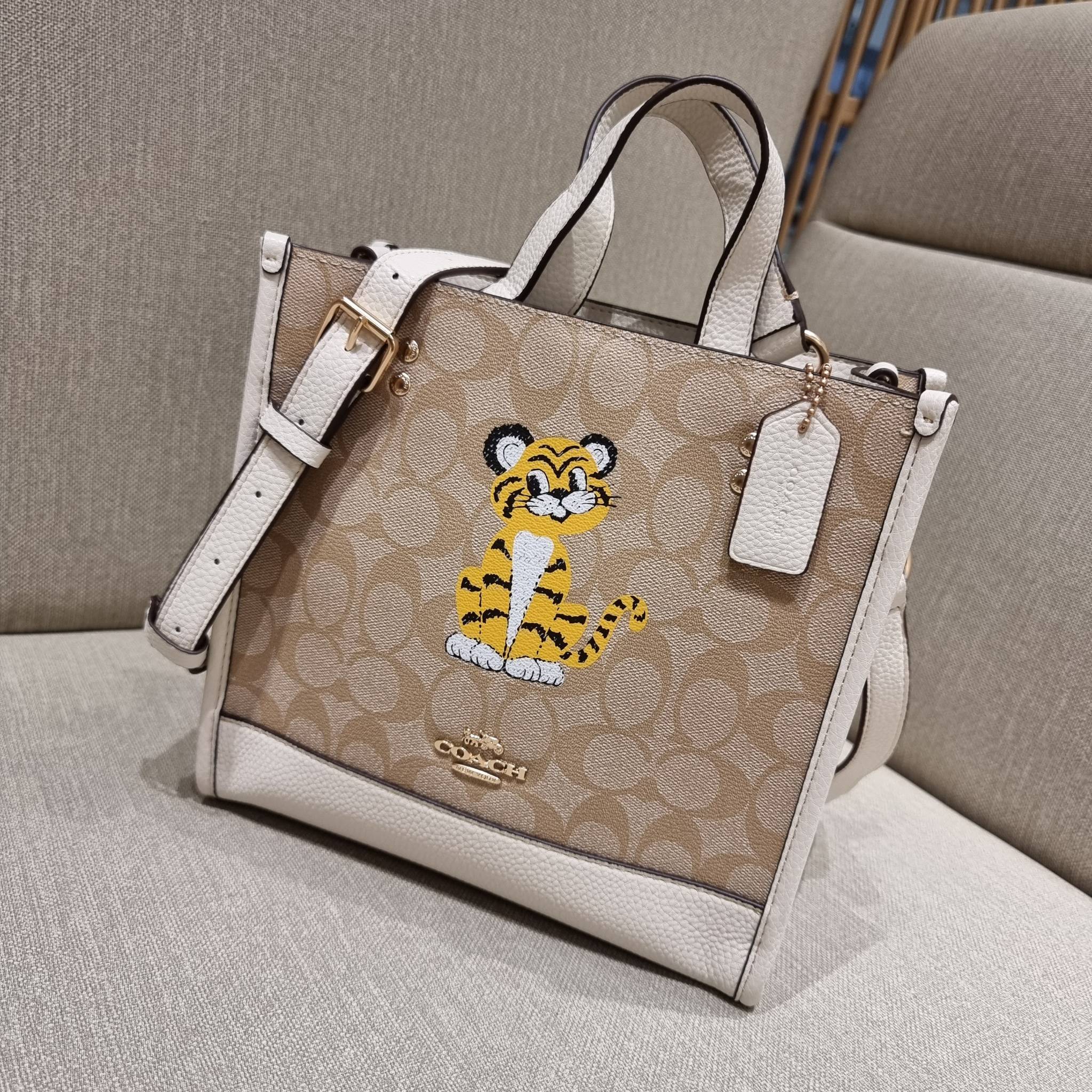 COACH C7001 DEMPSEY TOTE 22 IN SIGNATURE CANVAS WITH TIGER 🐯🐯 คอลเลคชั่นฉลองปีเสือต้องมาจ้า กับรุ่นคลาสสิค กระเป๋าทรงโท้ท ขนาดน่ารักน่าใช้มากๆ ดีไซน์น้องเสือจิ้มลิ้มดึงดูดสายตามากๆ ฟังก์ชั่นการใช้งานสะดวก มีทั้งสายคล้องในตัว และสายครอสบอดี