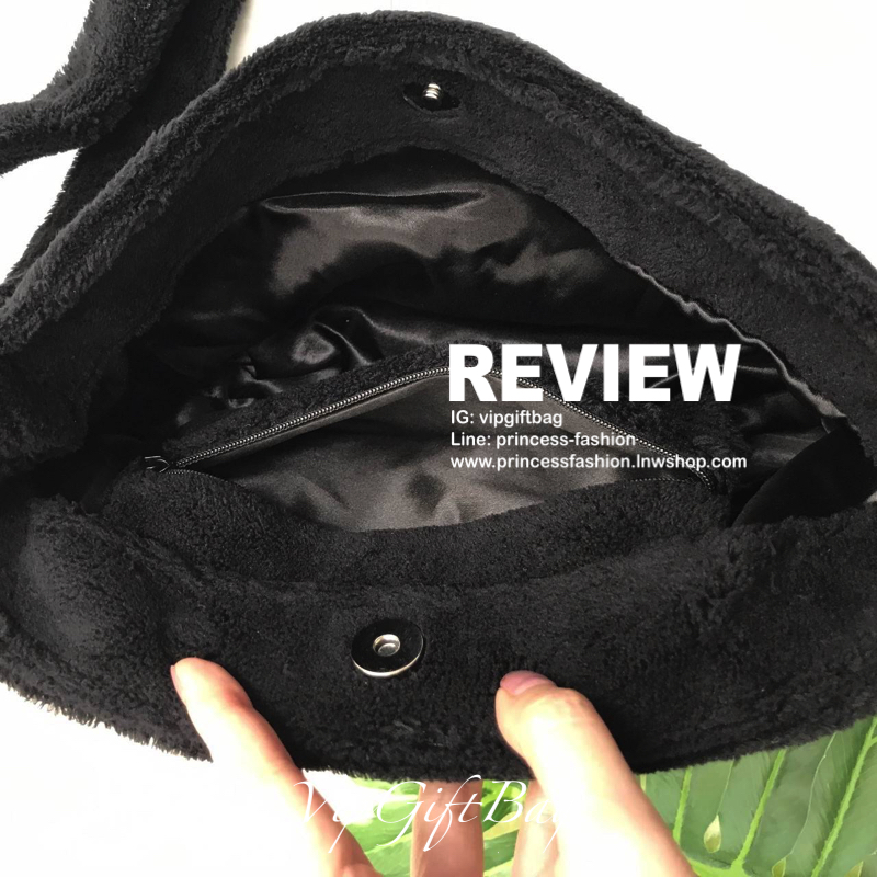 สีดำ MUST HAVE ITEM 2019 !! รุ่นยอดฮิตของ *วัยรุ่นสายสตรีท ทั่วโลก จากงาน CHANEL VIP GIFT *ของแท้100% *มีป้ายNOTFORSALE เป็นกระเป๋า ใบสวยรุ่นหายาก ขนาดกำลังดี ใช้ได้ทั้งหญิงชายเลยค่ะ ขนเฟอร์นิ่มมากกก เก็บของอย่างดี น้ำหนักเบา ด้านในมีช่องใส่ของจุกจิก MIX