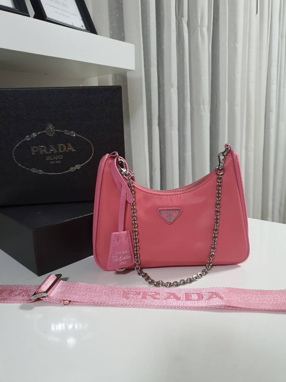 BEST SELLER!! **กำลังมาแรงมากค่ะ กับแบรนด์ PRADA ใบเดียวคุ้มมากค่ะ อุปกรณ์ ครบชุด **ซื้อ1ได้ถึง3ไอเท็ม ทั้งสายยาว และกระเป๋าใส่เหรียญ และป้ายแท็คหนัง อย่างดี **อะไหล่ปั้มแบรนด์แท้ทุกจุด วัสดุทำจากผ้า Nylon อย่างดี กันน้ำได้ อยู่ทรงสวย สามารถใส่กระเป๋าตังค