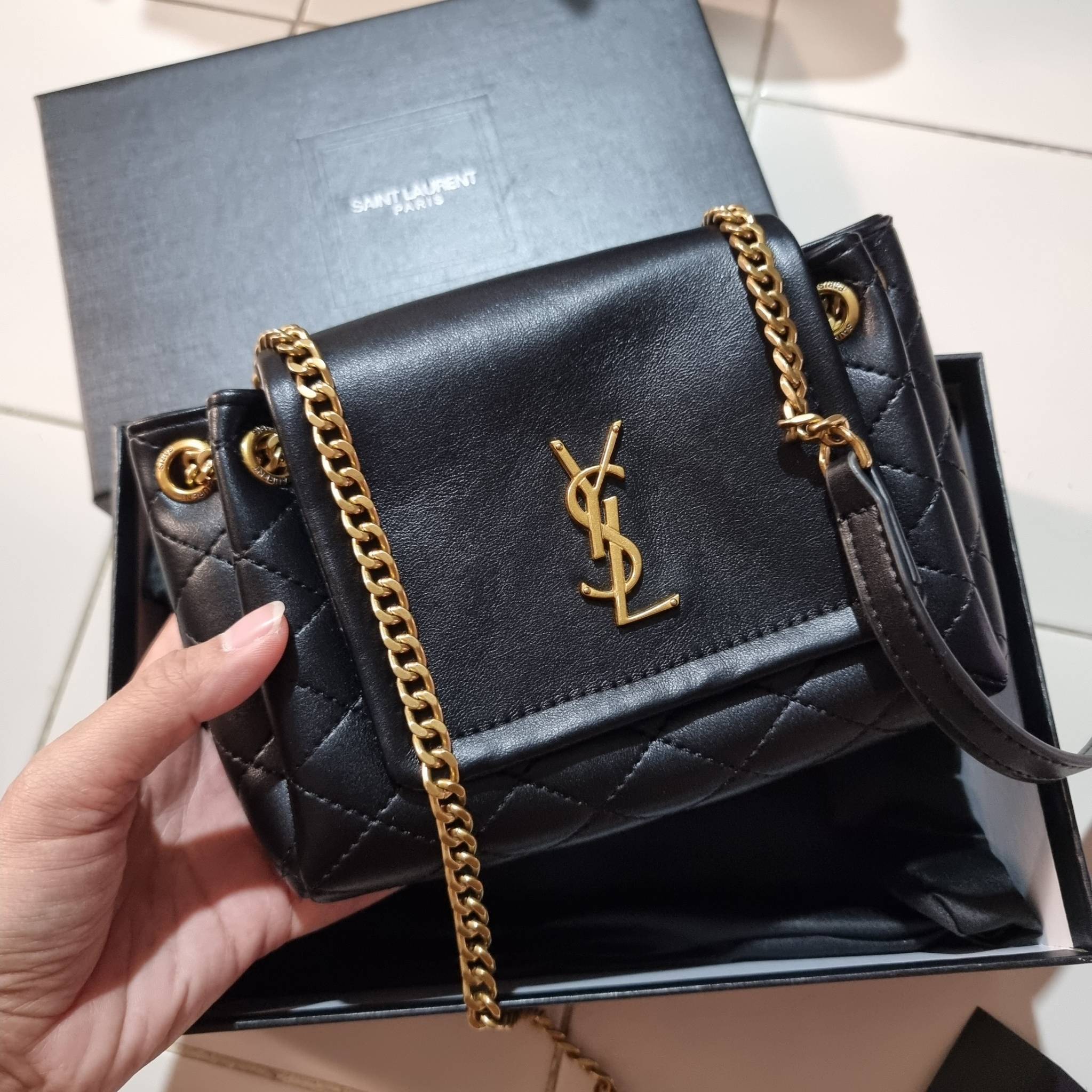 Yves Saint laurent mini nolita in lambskin / YSL mini nolita น้องสาวคนสวยที่ต้องตาเมื่อแรกเห็น กระเป๋าสะพายดีไซน์หรู ไซส์มินิ แบรนด์นี้ไม่เคยทำให้ผิดหวังจริงๆ ด้วยดีเทลความเรียบง่ายแต่มีความหรูอยู่ในตัว วัสดุหนังแกะ สัมผัสดีงามมากๆ เปิด-ปิดด้วยกระดุมแม่เห