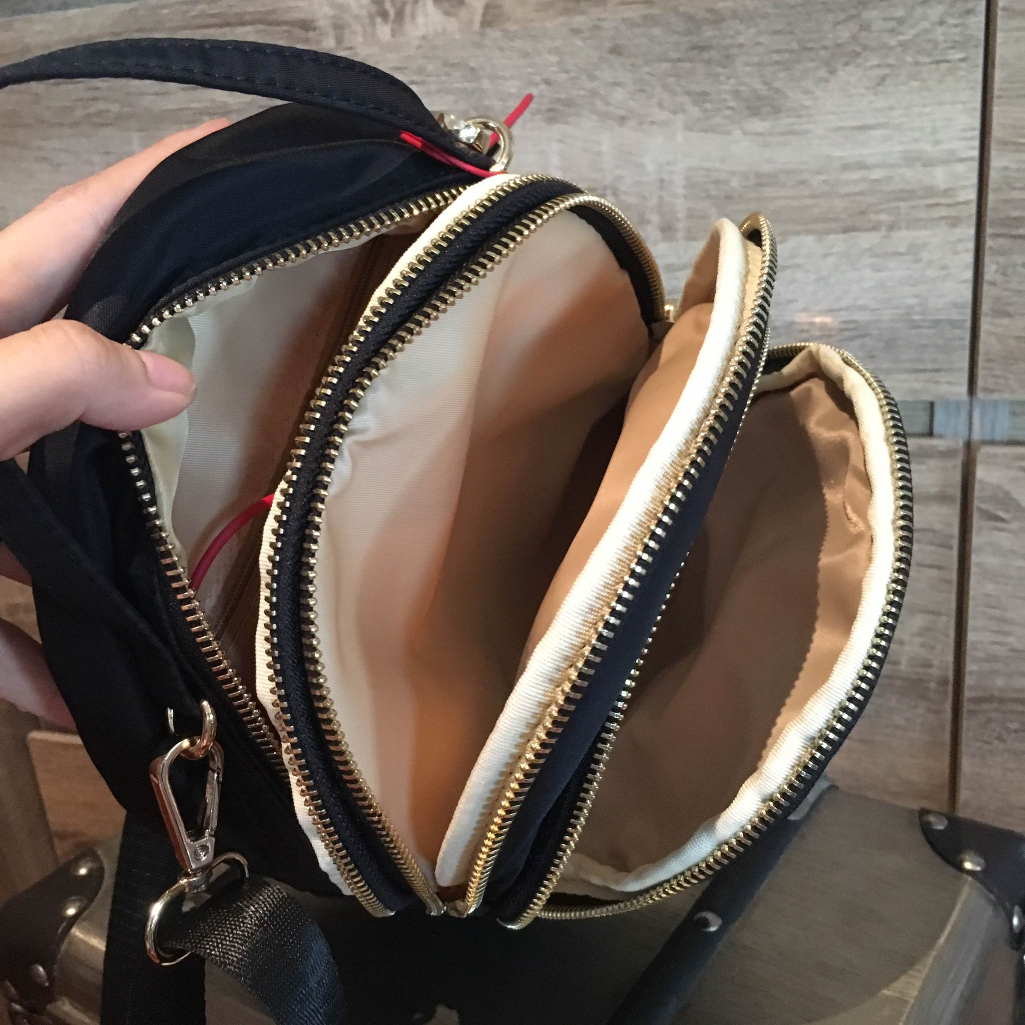 กระเป๋าเป้!!! ทรงน่ารักมากๆๆๆ จากแบรนด์ OASIS รุ่นพิเศษ ช่องซิป 3 ช่องใหญ่ + สายยาวถอดได้ ปรับสะพายได้หลายรูปแบบค่า จุดเด่นที่ >ตัวกระเป๋าทำจากผ้าไนล่อนเนื้อดี >น้ำหนักเบามาก >สายกระเป๋า ถอดปรับ สะพาย หลัง สะพายข้าง ลำตัว หรือ สะพายพาดไหล่ได้คะ &